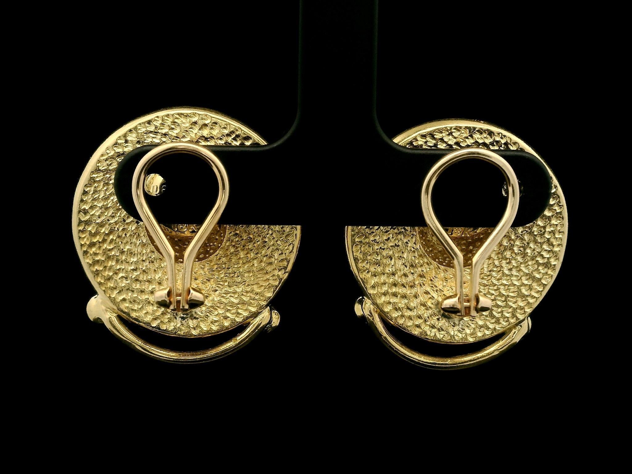 Denise Roberge Boucles d'oreilles clip en or jaune 18 carats avec bouton à face texturée en vente 1
