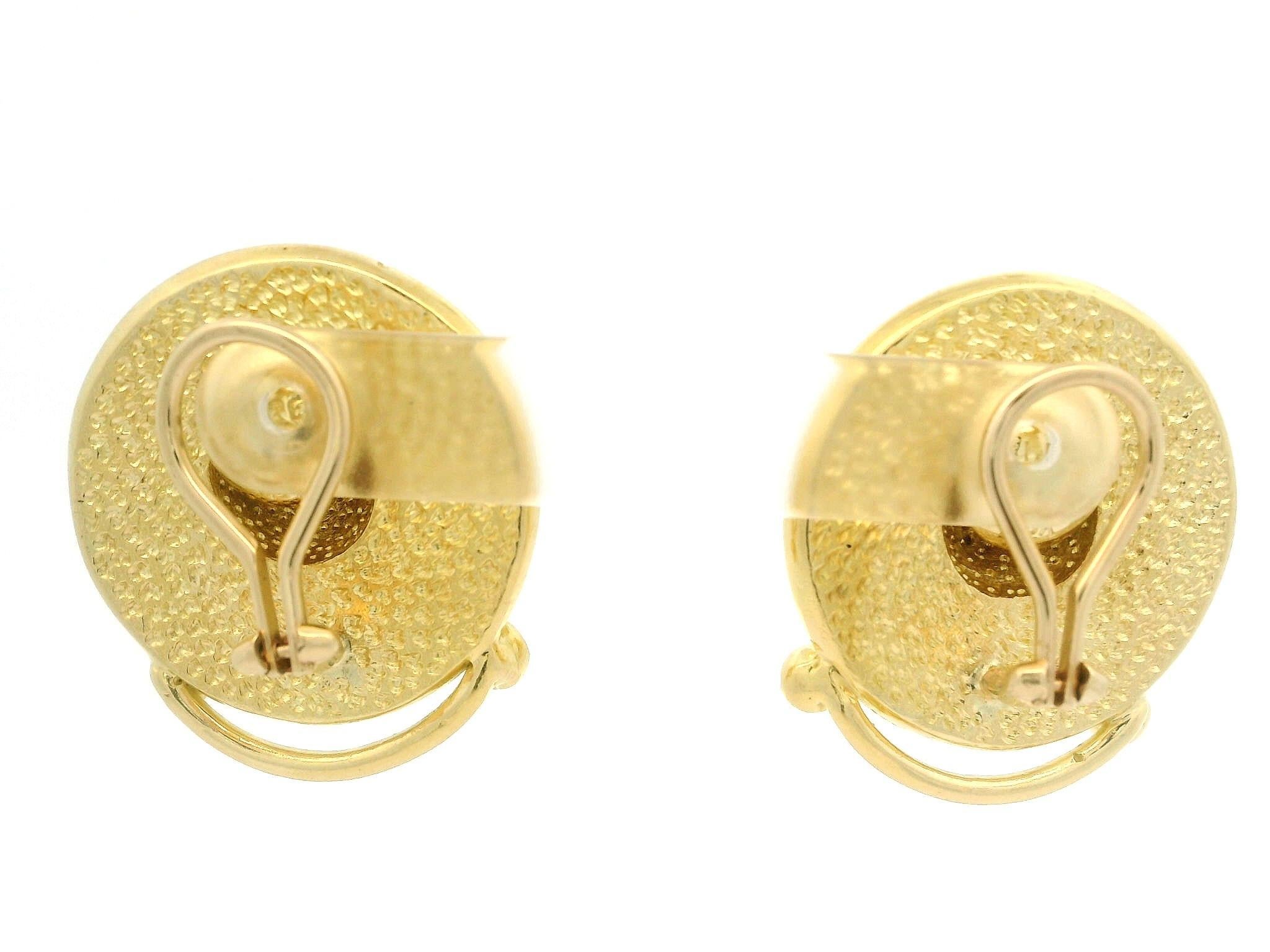 Denise Roberge Boucles d'oreilles clip en or jaune 18 carats avec bouton à face texturée en vente 5
