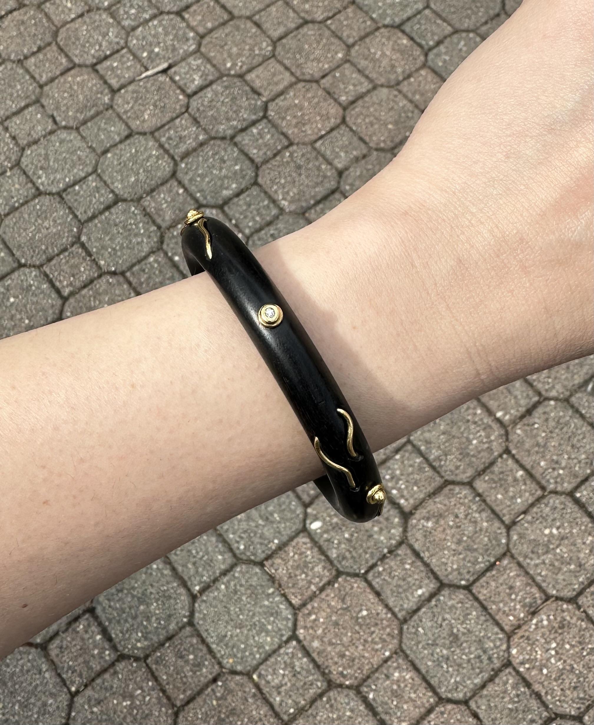 Taille brillant Denise Roberge Bracelet jonc en bois et or jaune 18 carats avec diamants à la lunette en vente