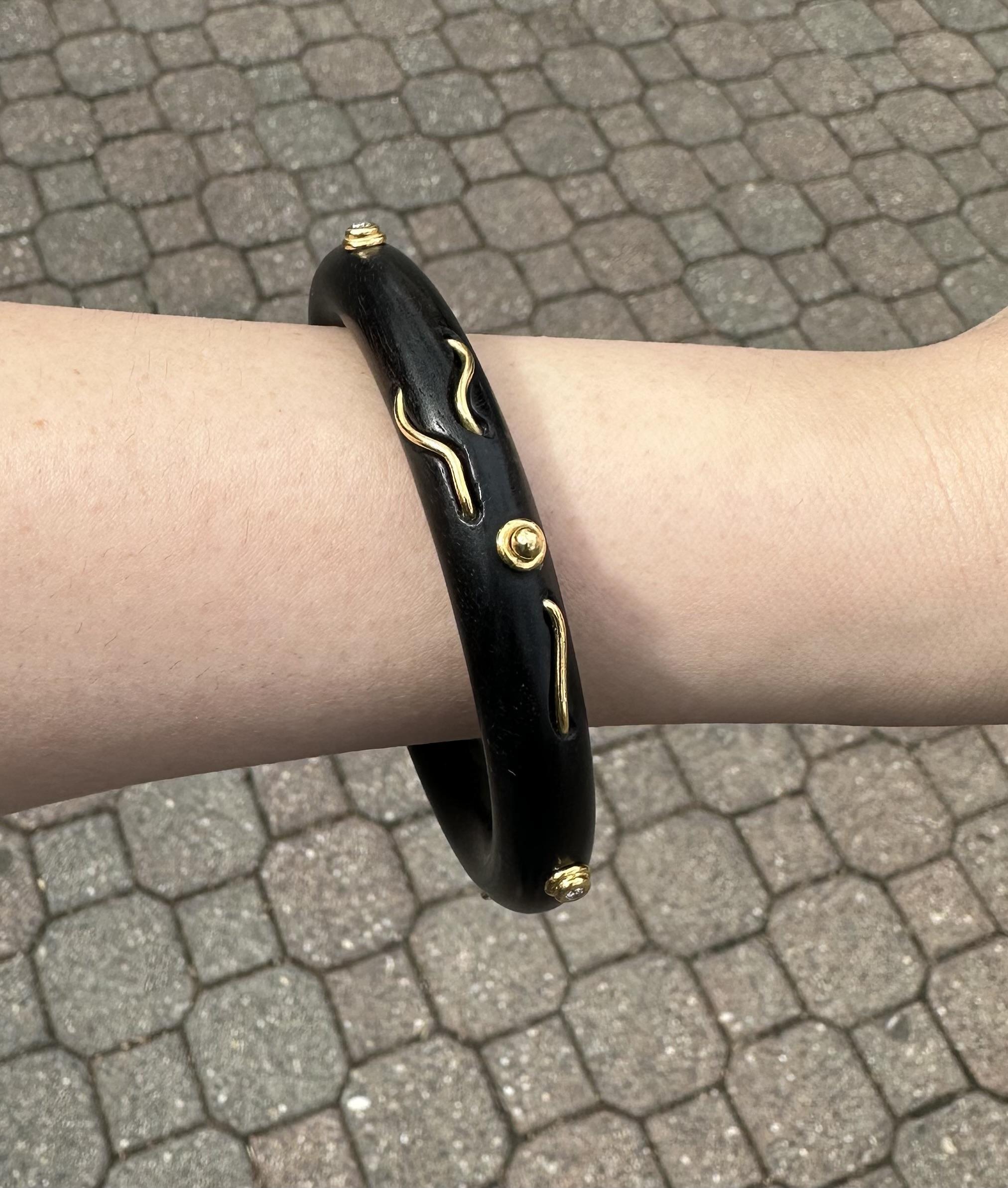 Denise Roberge Bracelet jonc en bois et or jaune 18 carats avec diamants à la lunette Excellent état - En vente à Montclair, NJ