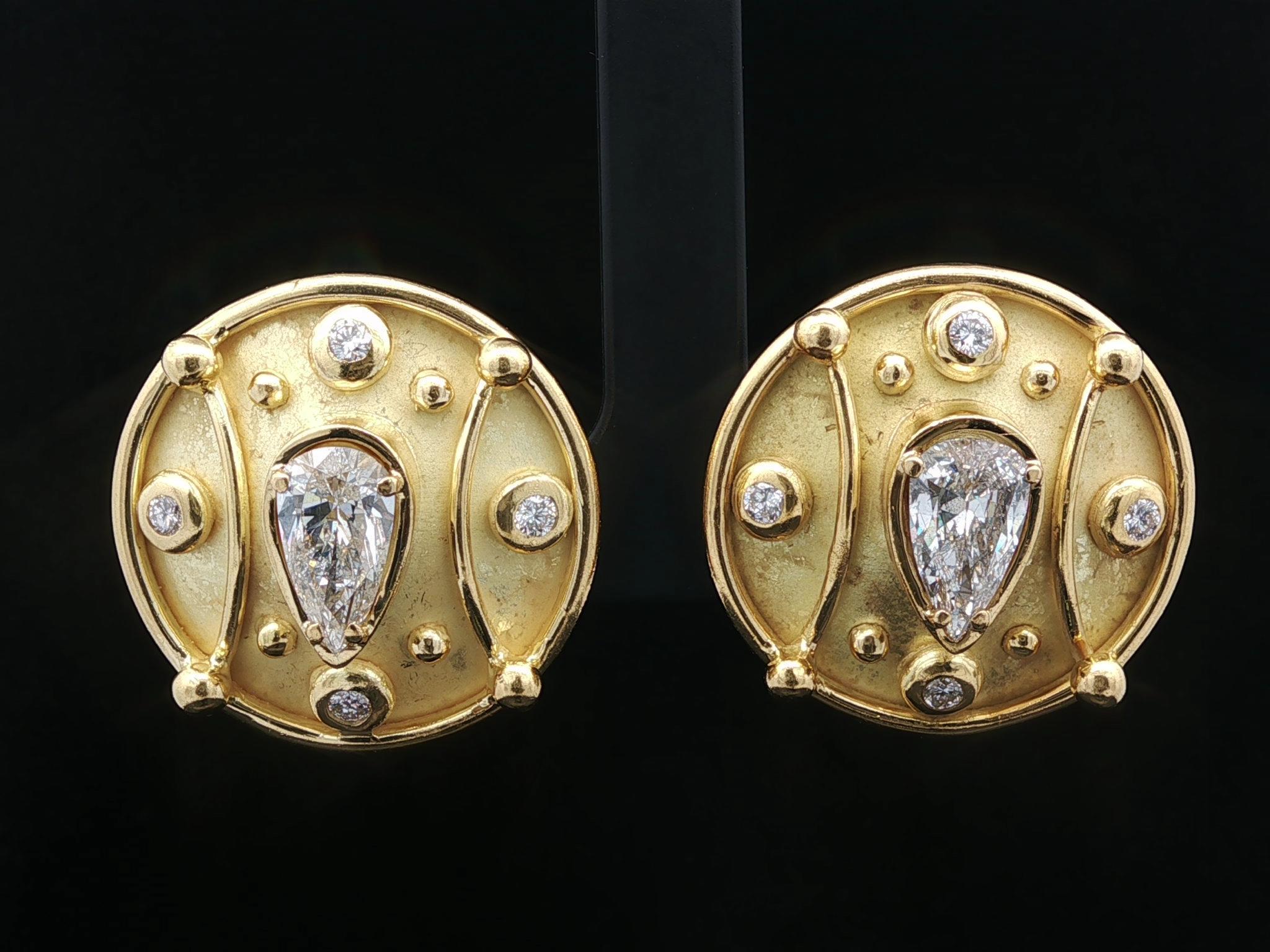 Boucles d'oreilles or jaune Denise Roberge 3.74ctw Large Pear Bezel Round Diamond en vente 6