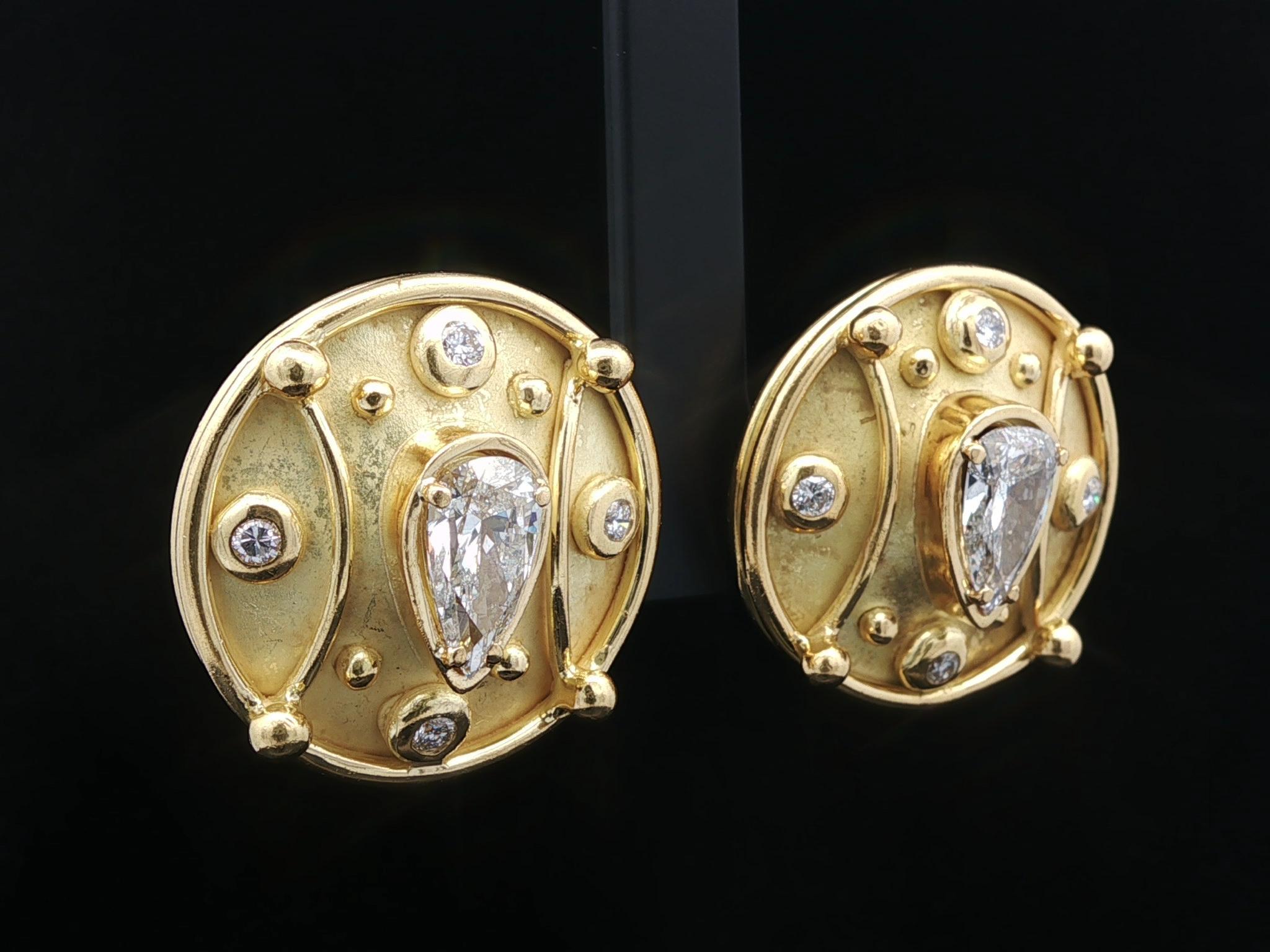 Boucles d'oreilles or jaune Denise Roberge 3.74ctw Large Pear Bezel Round Diamond en vente 7