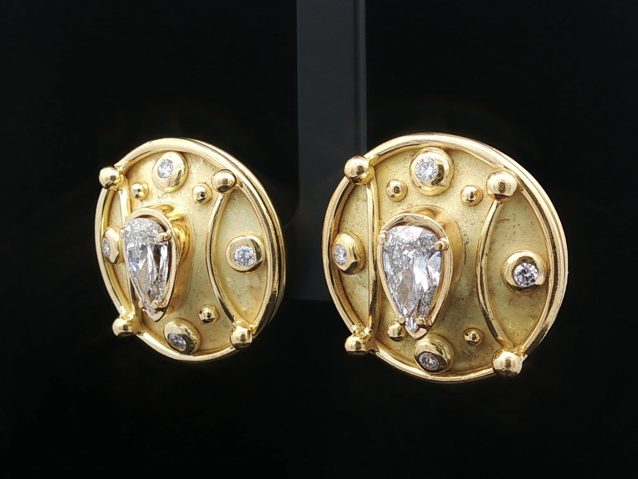 --Sons:--
(2) Diamants naturels authentiques - taille brillant poire - sertis - couleur F/G - pureté I1 - 10,75x6,1mm & 11x6mm (approx.)(profondeur non mesurable) - 3,50ctw (approx.)
(8) Diamants naturels authentiques - taille ronde brillante -