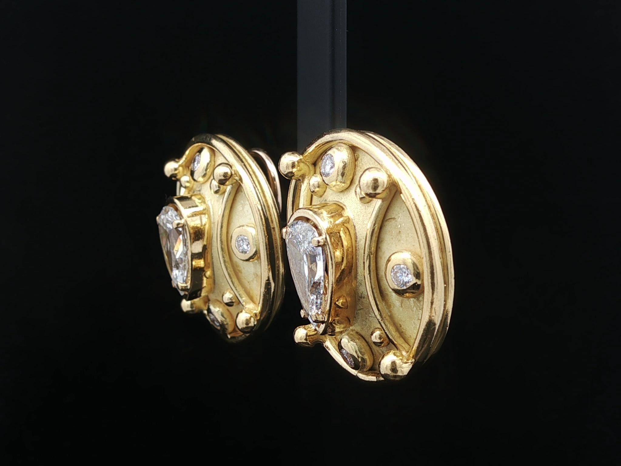 Boucles d'oreilles or jaune Denise Roberge 3.74ctw Large Pear Bezel Round Diamond Excellent état - En vente à Montclair, NJ