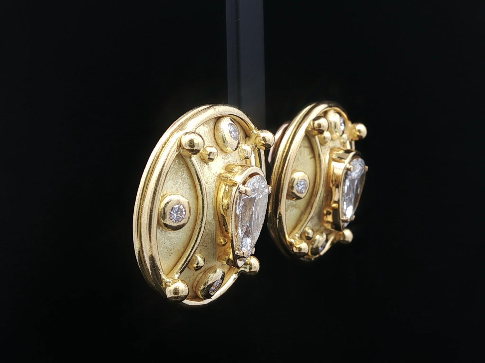 Boucles d'oreilles or jaune Denise Roberge 3.74ctw Large Pear Bezel Round Diamond Pour femmes en vente