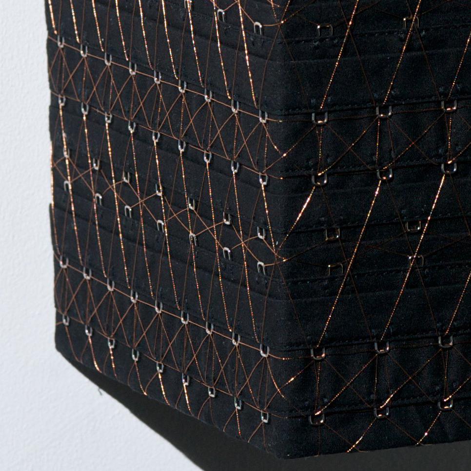 Schwarzer Würfel mit Kupfer #2 – Sculpture von Denise Yaghmourian