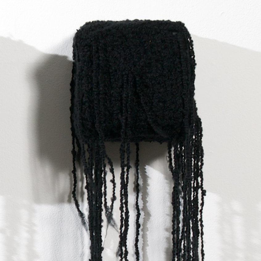 Schwarze schwarze Jellyfish  – Sculpture von Denise Yaghmourian