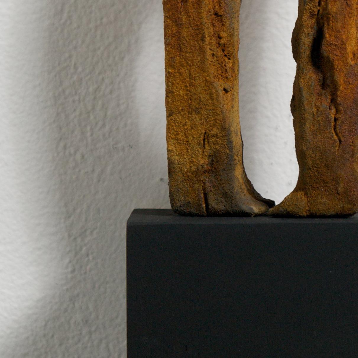 Figurierter Würfel #12  (Braun), Figurative Sculpture, von Denise Yaghmourian