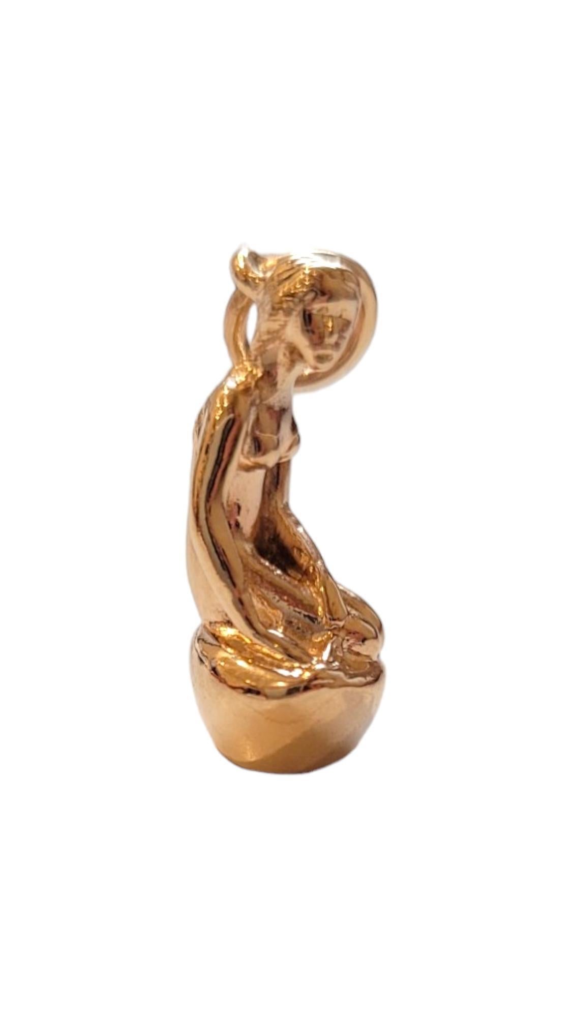 Denmark 14K Yellow Gold Little Mermaid Charm  - 

This enchanting piece celebrates the allure of the sea and is crafted in beautiful 14K yellow gold. 

Size: 21.2mm X 12.4mm X 8.7 mm

Weight: 4.3dwt/ 6.7 g

Hallmark: B4 585 DENMARK

Chain not
