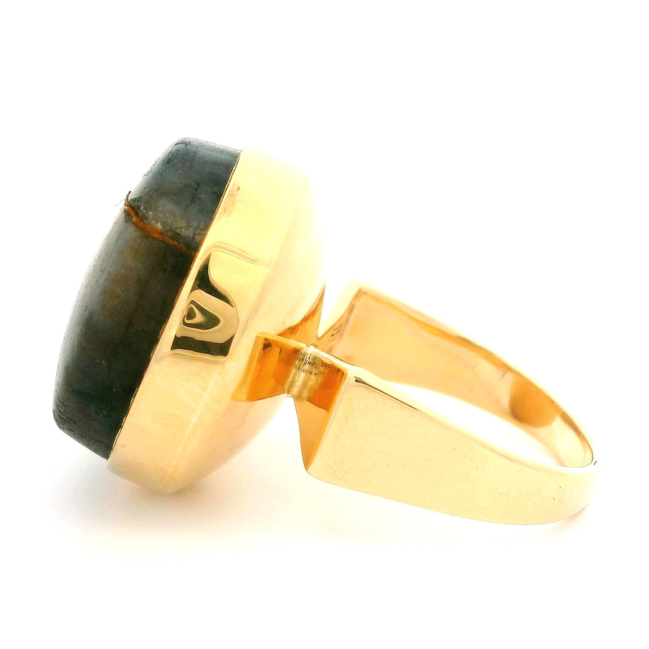 Denmark 14k Yellow Gold Round Cabochon Cut Labradorite Large Cocktail Ring In Excellent Condition For Sale In Montclair, NJ