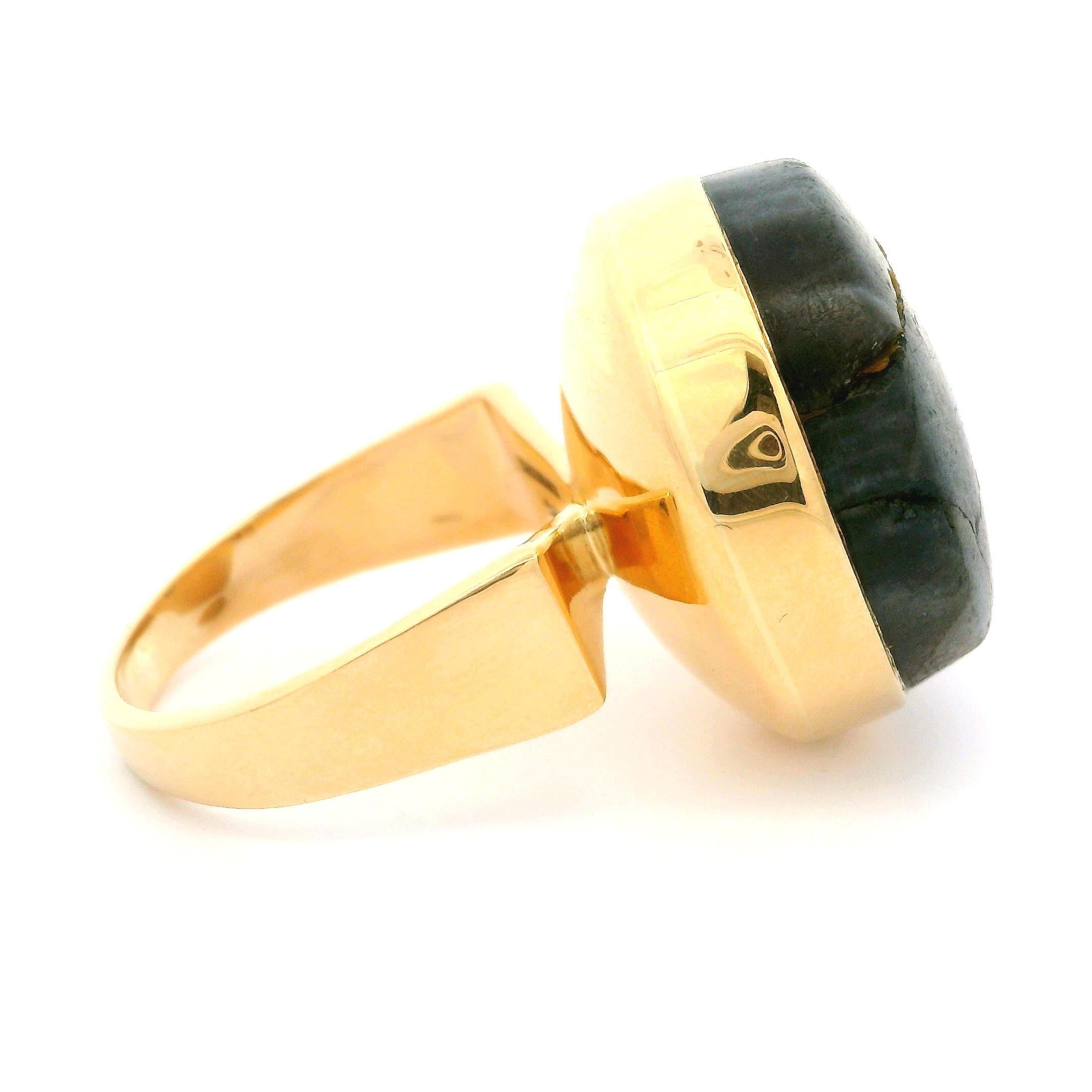 Denmark 14k Yellow Gold Round Cabochon Cut Labradorite Large Cocktail Ring For Sale 2
