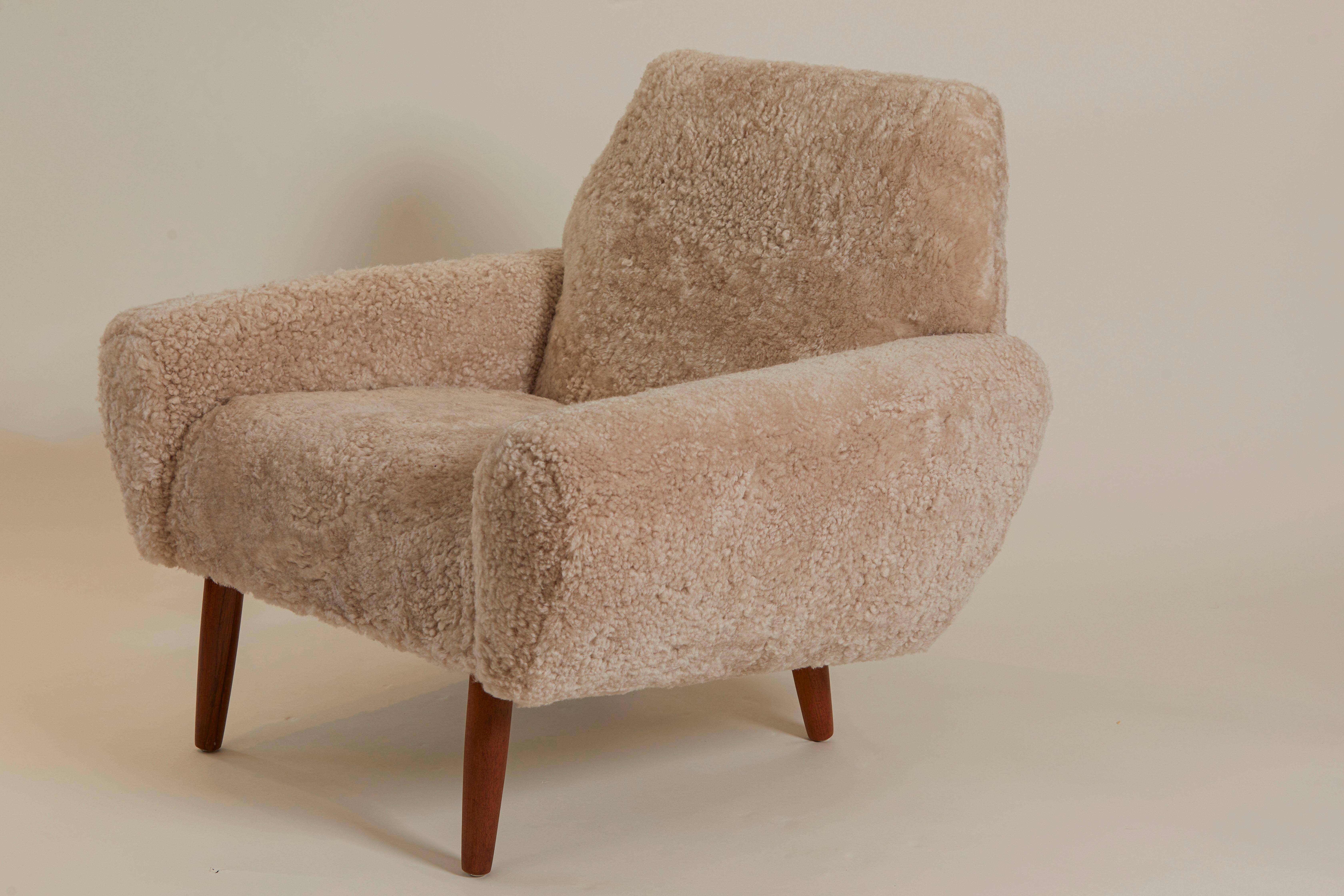 Silla modernista danesa de los años 50 con patas de nogal restaurada y retapizada en shearling
