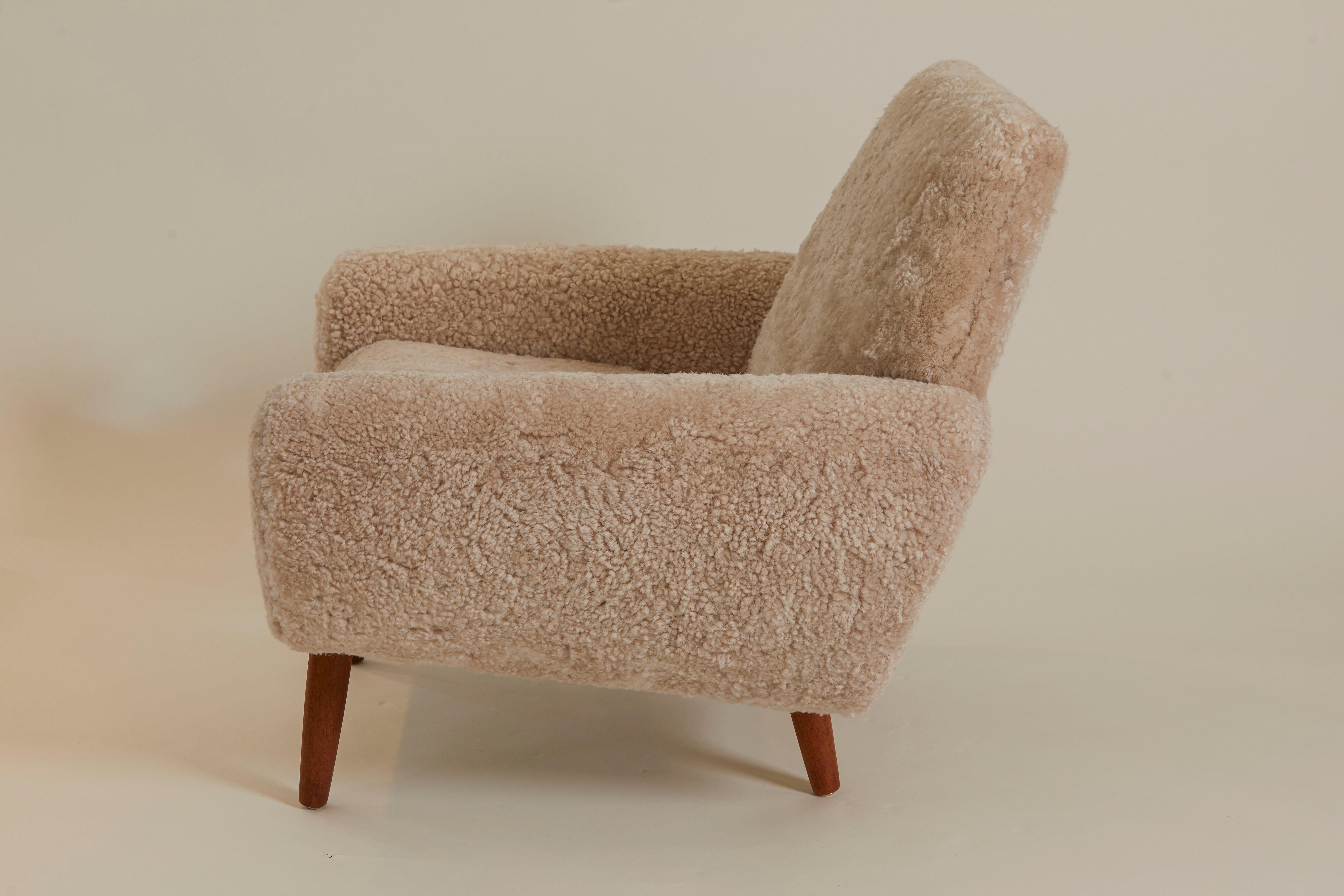 Silla Modernista de Mitad de Siglo de Shearling y Nogal, Dinamarca Años 50 Danés en venta