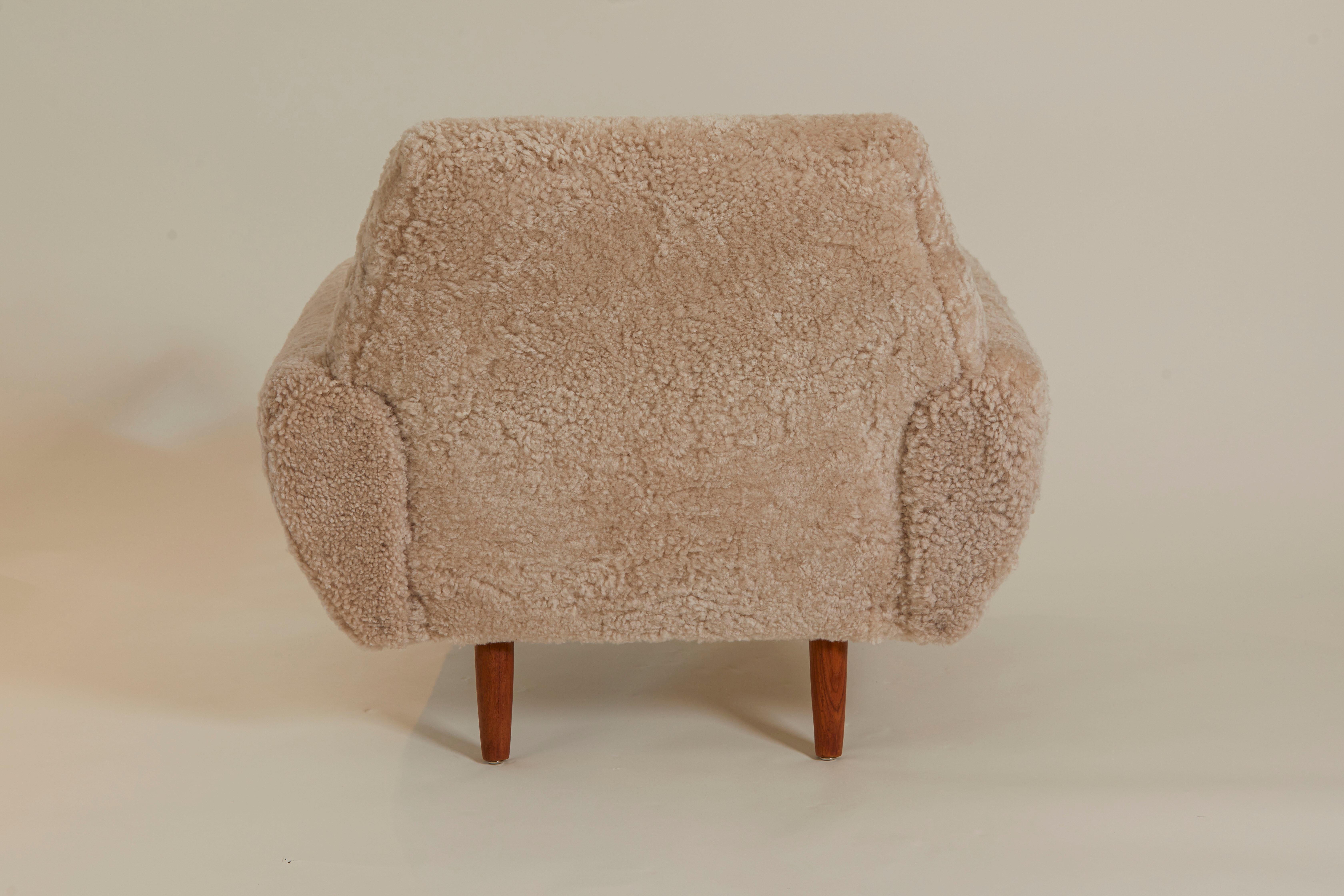 Silla Modernista de Mitad de Siglo de Shearling y Nogal, Dinamarca Años 50 en Bueno estado para la venta en Aspen, CO