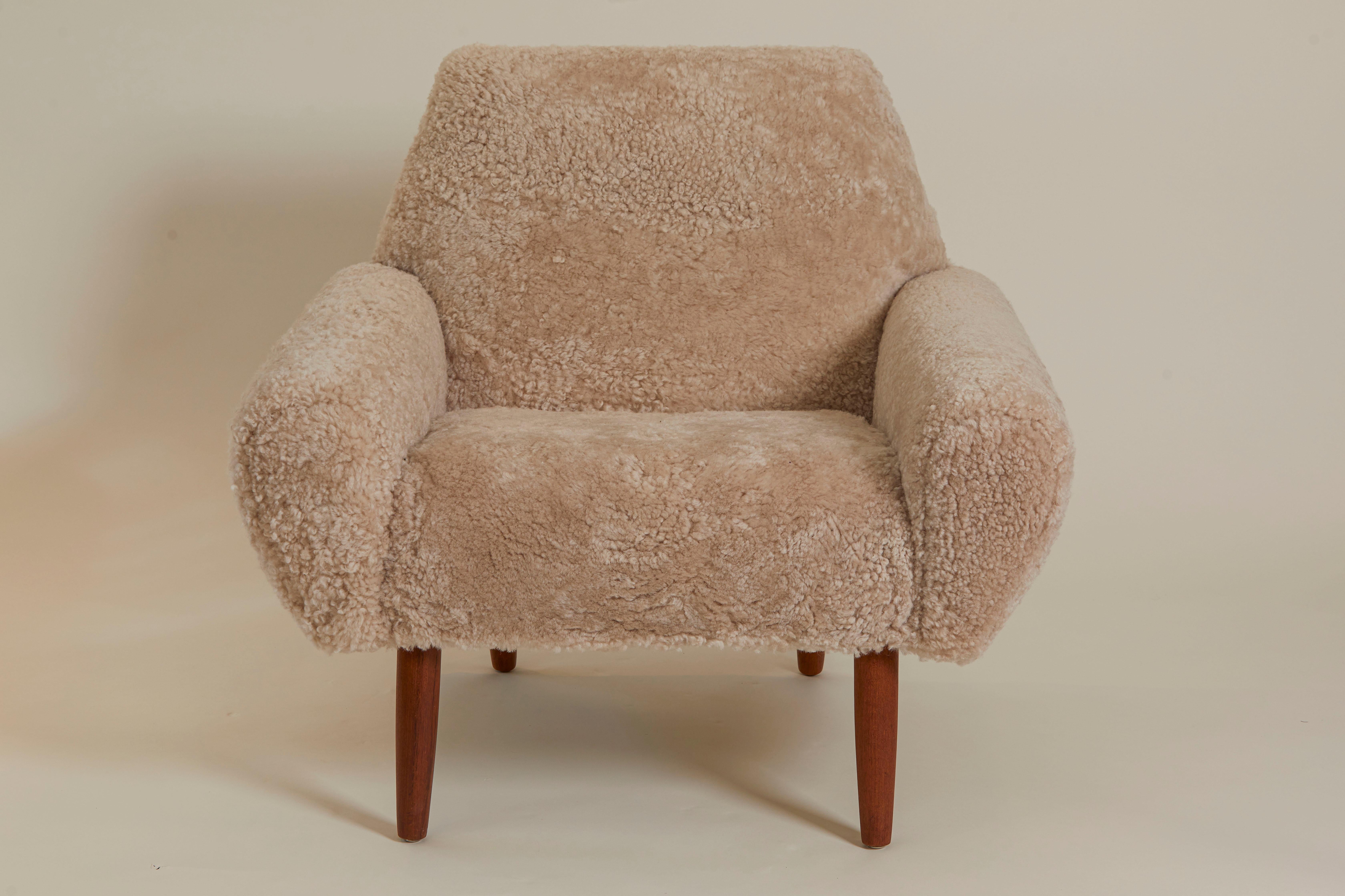 Silla Modernista de Mitad de Siglo de Shearling y Nogal, Dinamarca Años 50 mediados del siglo XX en venta