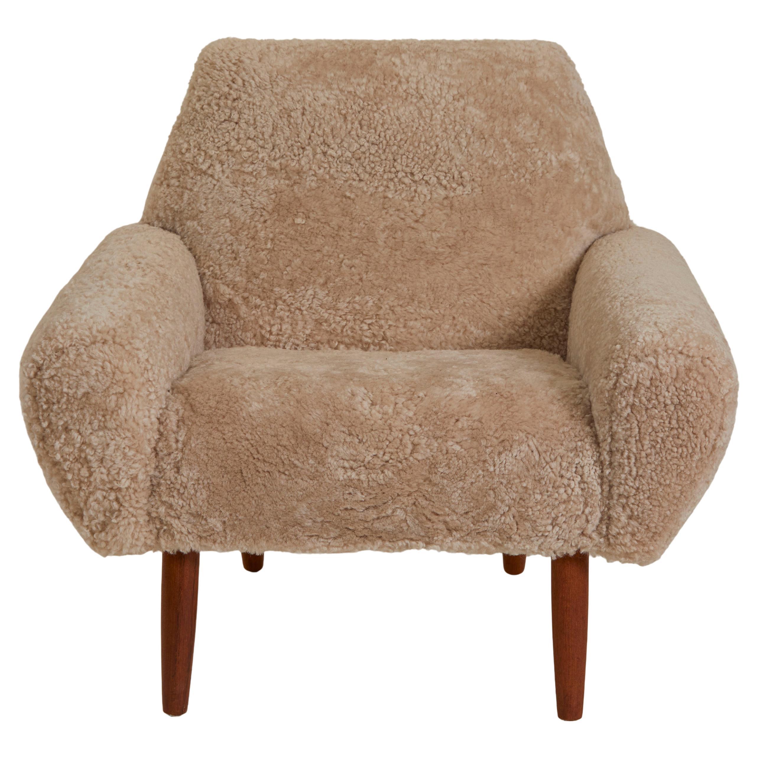 Silla Modernista de Mitad de Siglo de Shearling y Nogal, Dinamarca Años 50 en venta