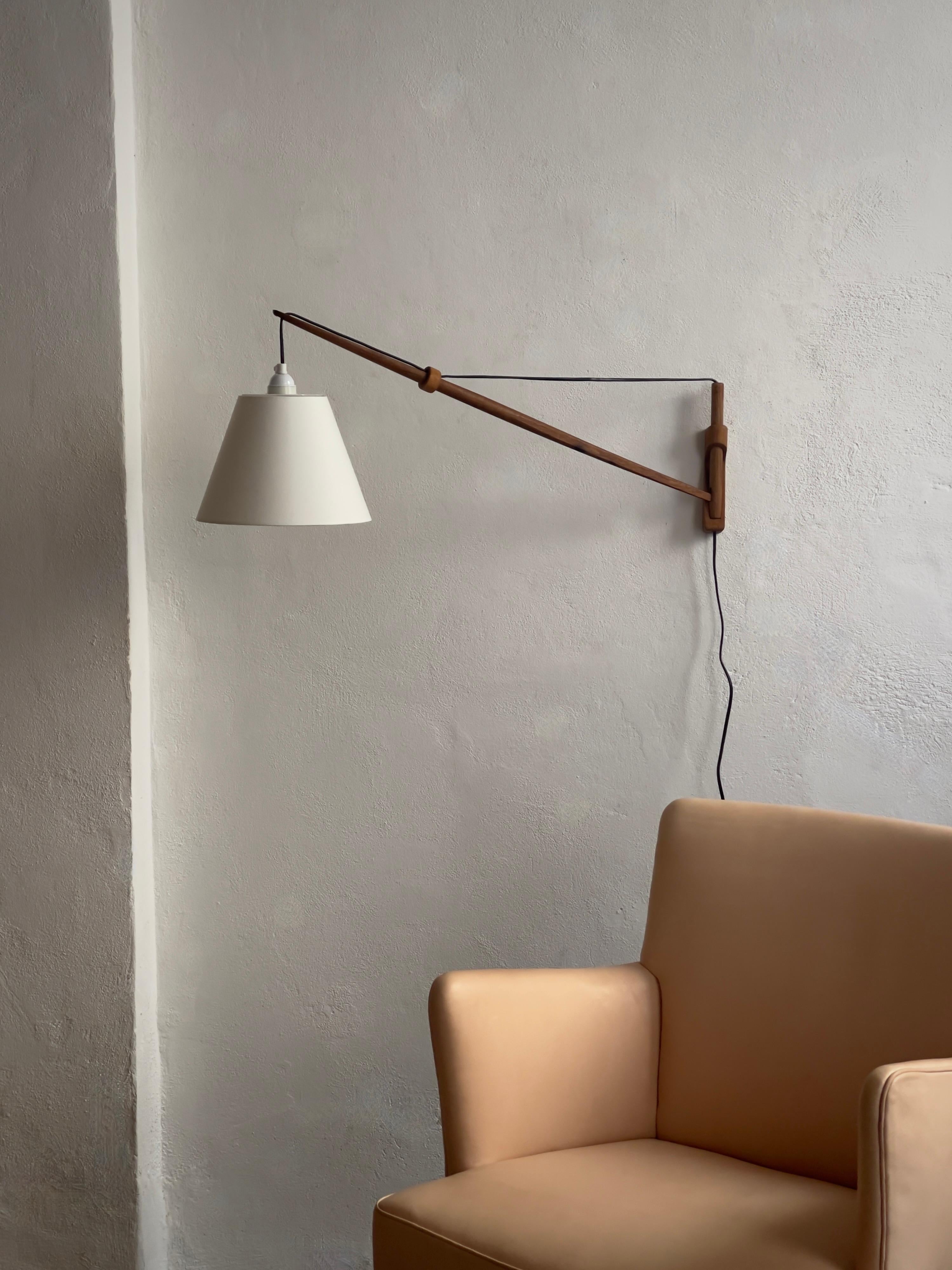 Denmark 1960s danish modern wall lamp/pendant in solid oak with new linen shade. In Good Condition For Sale In København K, 84