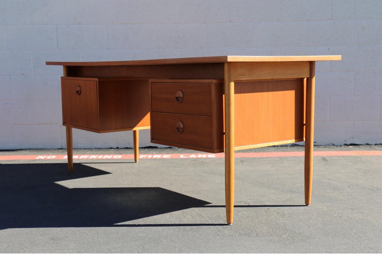 Denmark 1960’s Mid-Century Modern Writing Desk Attributed to Arne Vodder In Good Condition For Sale In North Hollywood, CA