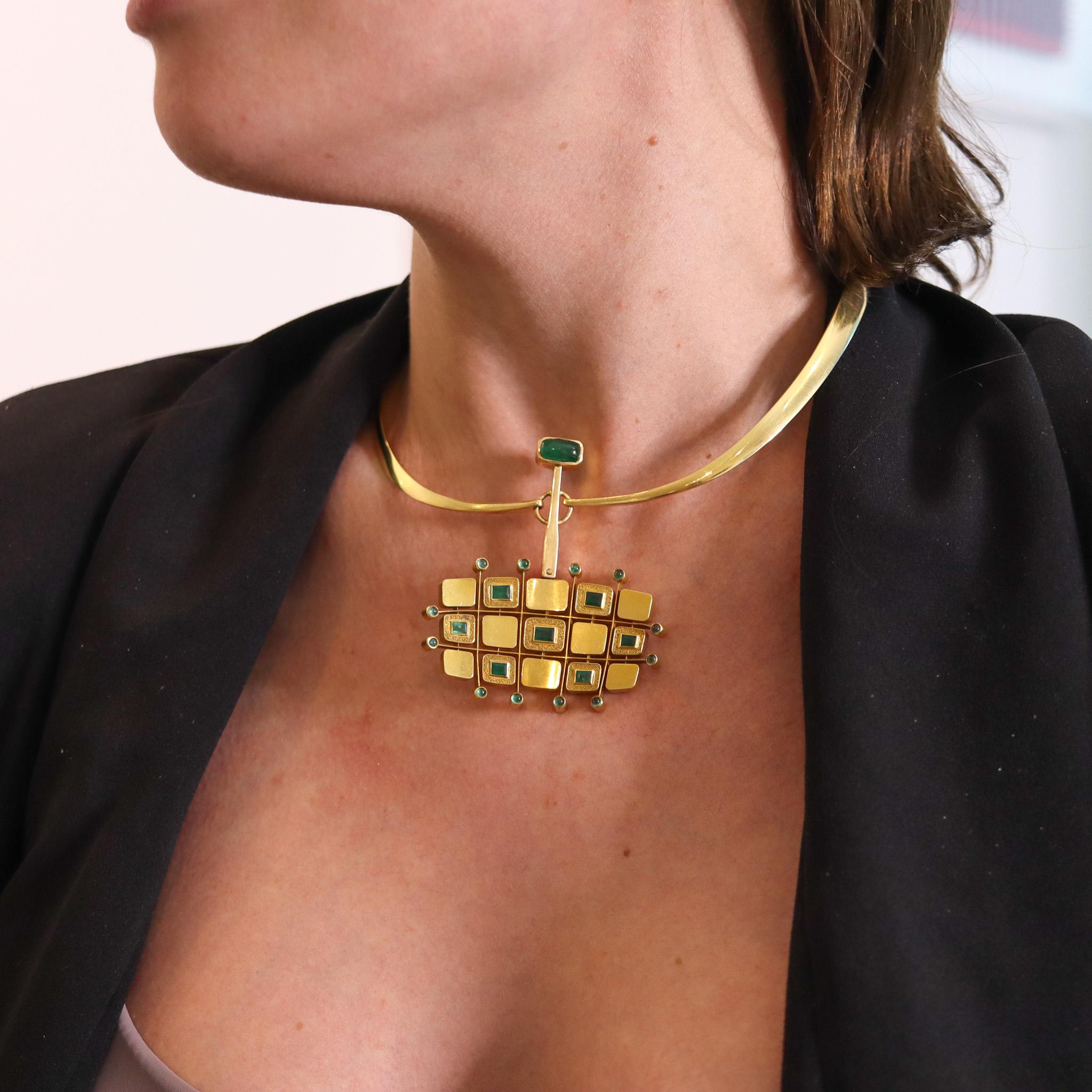 Denmark 1970 Modernist Geometric Necklace In 18Kt Gold With 9.75 Ctw In Emeralds For Sale 6