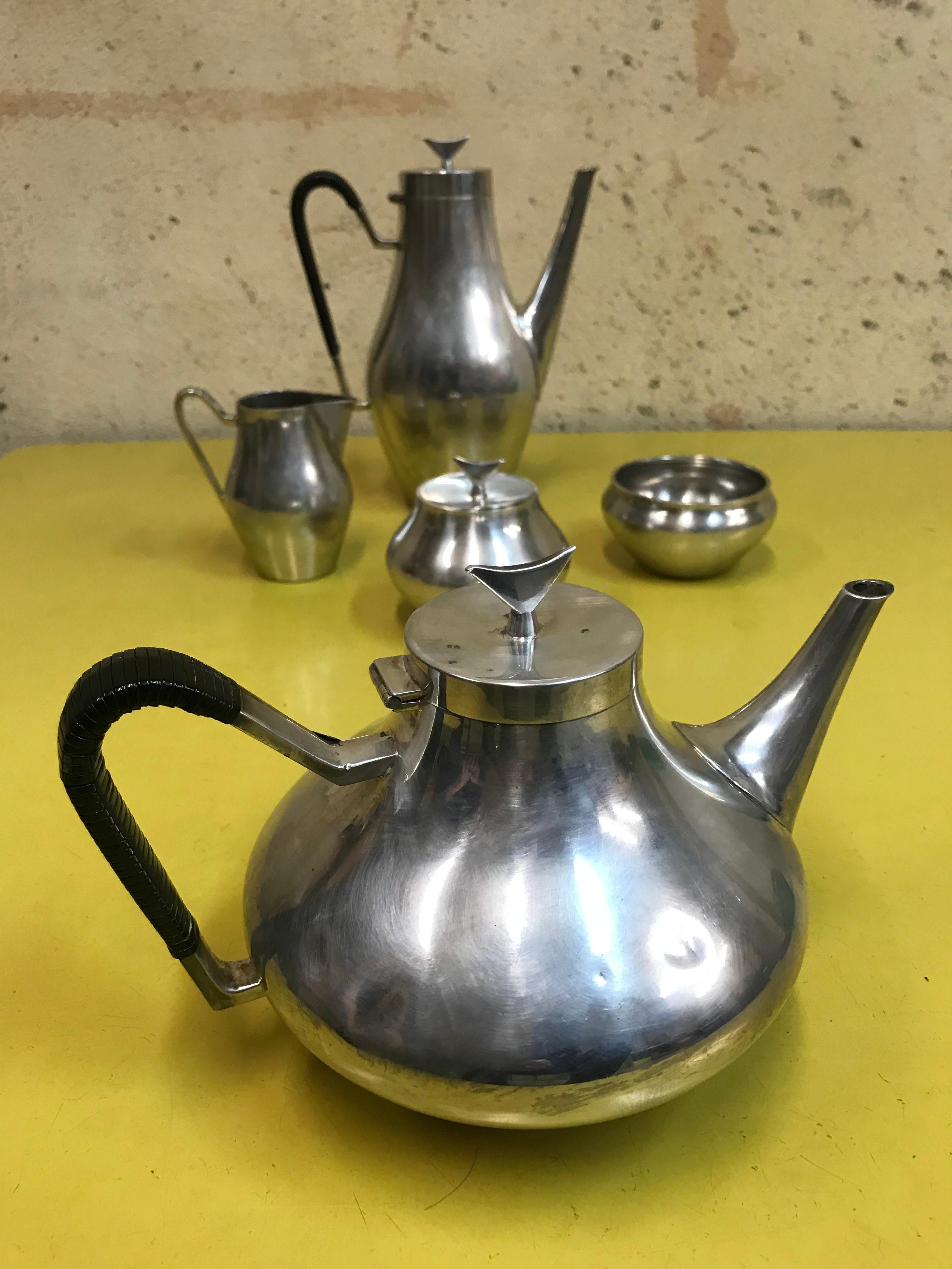 Exceptional Denmark by Reed and Barton silver plate 5-piece tea set 
1 - coffee pot:
1 - tea pot:
1 - sugar (with lid):
1 - creamer:
1 - second bowl( no lid).
   