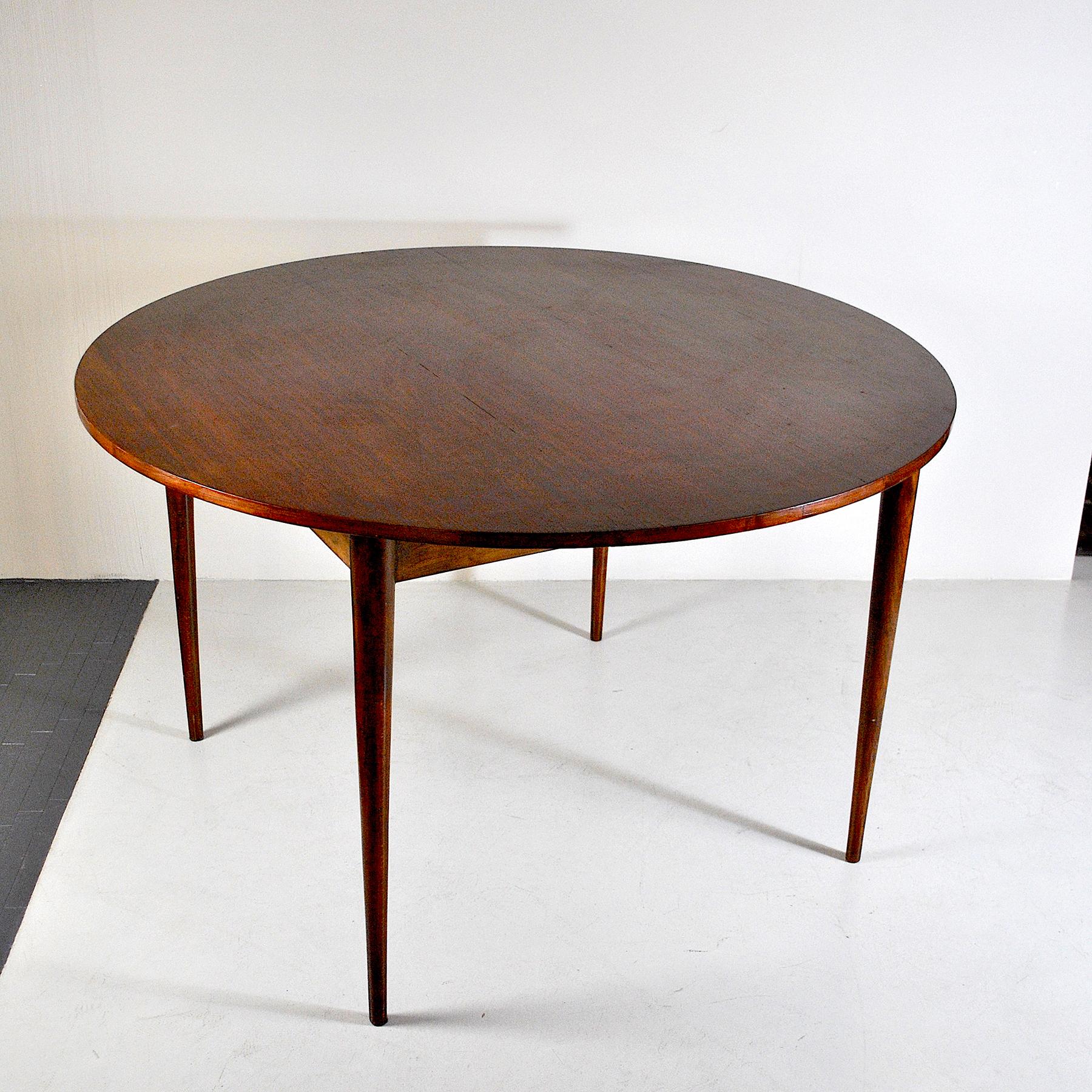 Probably the first table model flip flap by Dyrlung Smith the table can offer with the flip flap system a diameter of 190 cm max.
Name Flip Flap table due to the way its leaves extend.
The main top of this circular dining table seats 4 comfortably.