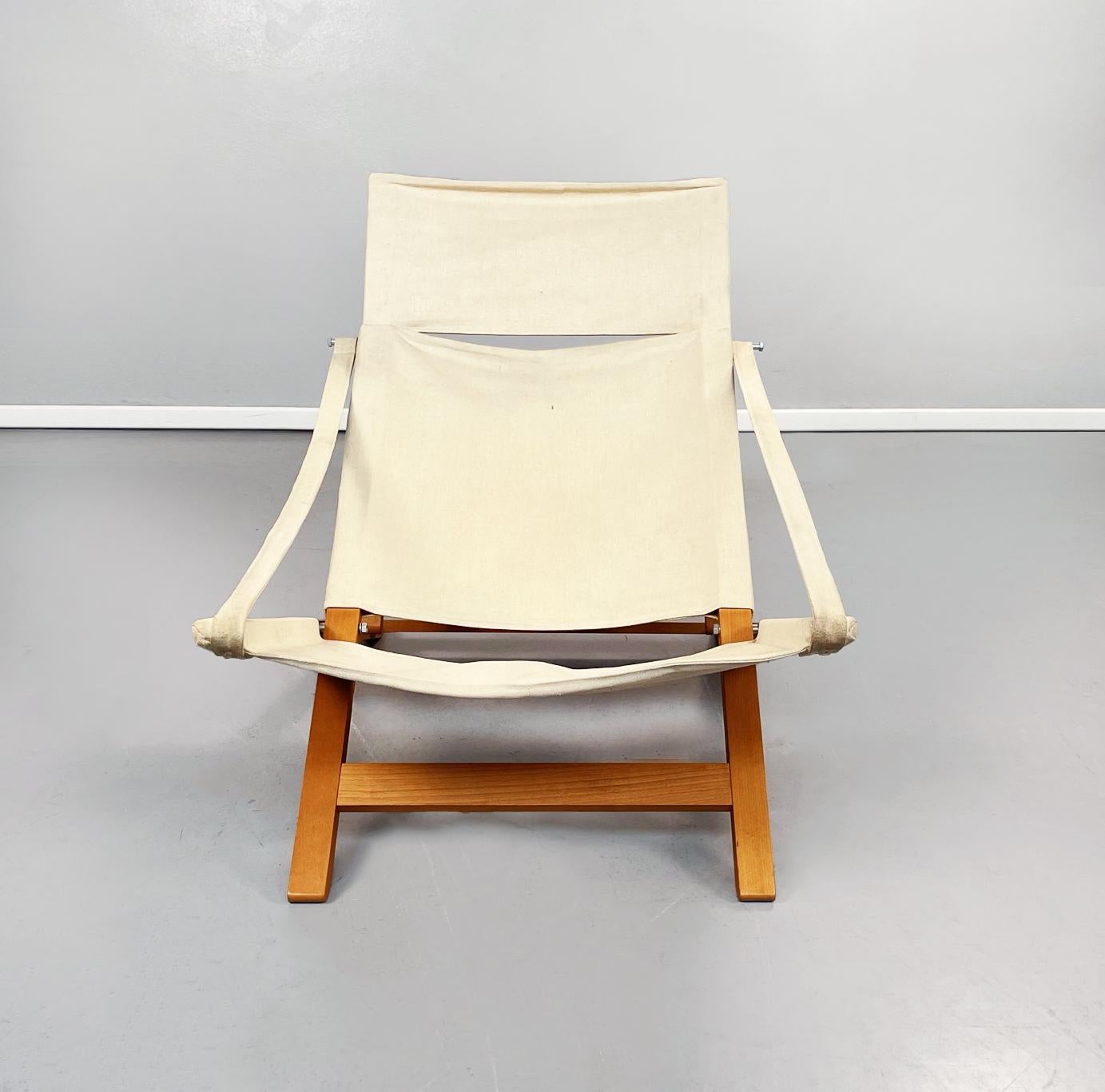 Denmark mid-century Folding deck chair in wood and cream fabric by Cado, 1960s
Folding deck chair with wooden structure. The seat and the back are made up of 3 parts in cream-colored fabric, held taut by the structure. The armrests are composed of
