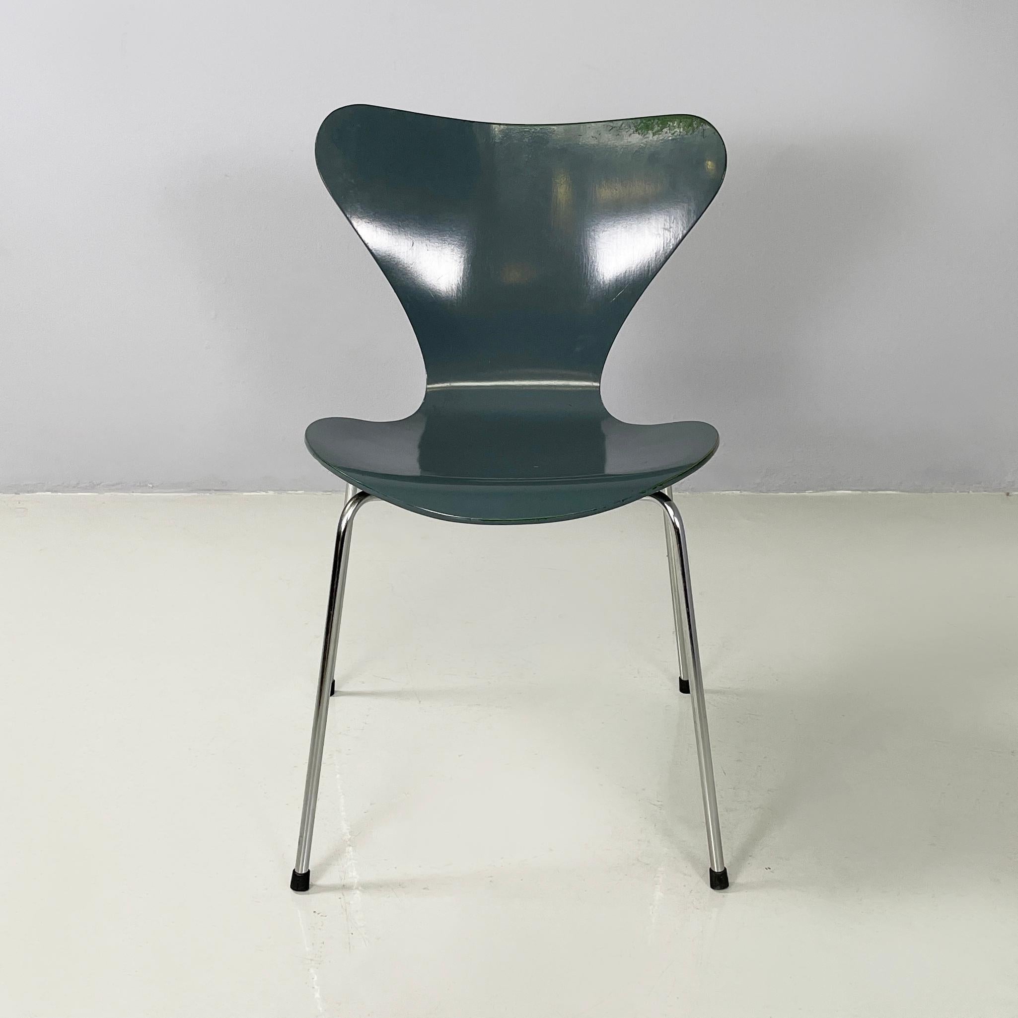 Denmark modern Chair 3107 by Arne Jacobsen for Fritz Hansen, 1980
Chair mod. 3107, belonging to the Series 7, with seat and back in curved wood painted in grey-blue. The structure features rounded curved lines. The legs are in chromed metal rod with