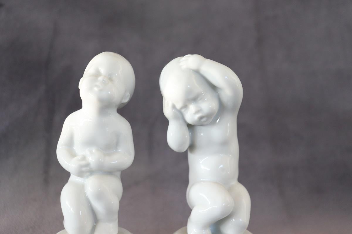 Bellissimo set di 2 statuette in porcellana della manifattura danese Bing & Grondahl, in perfette condizioni. Marchio presente sotto la base.