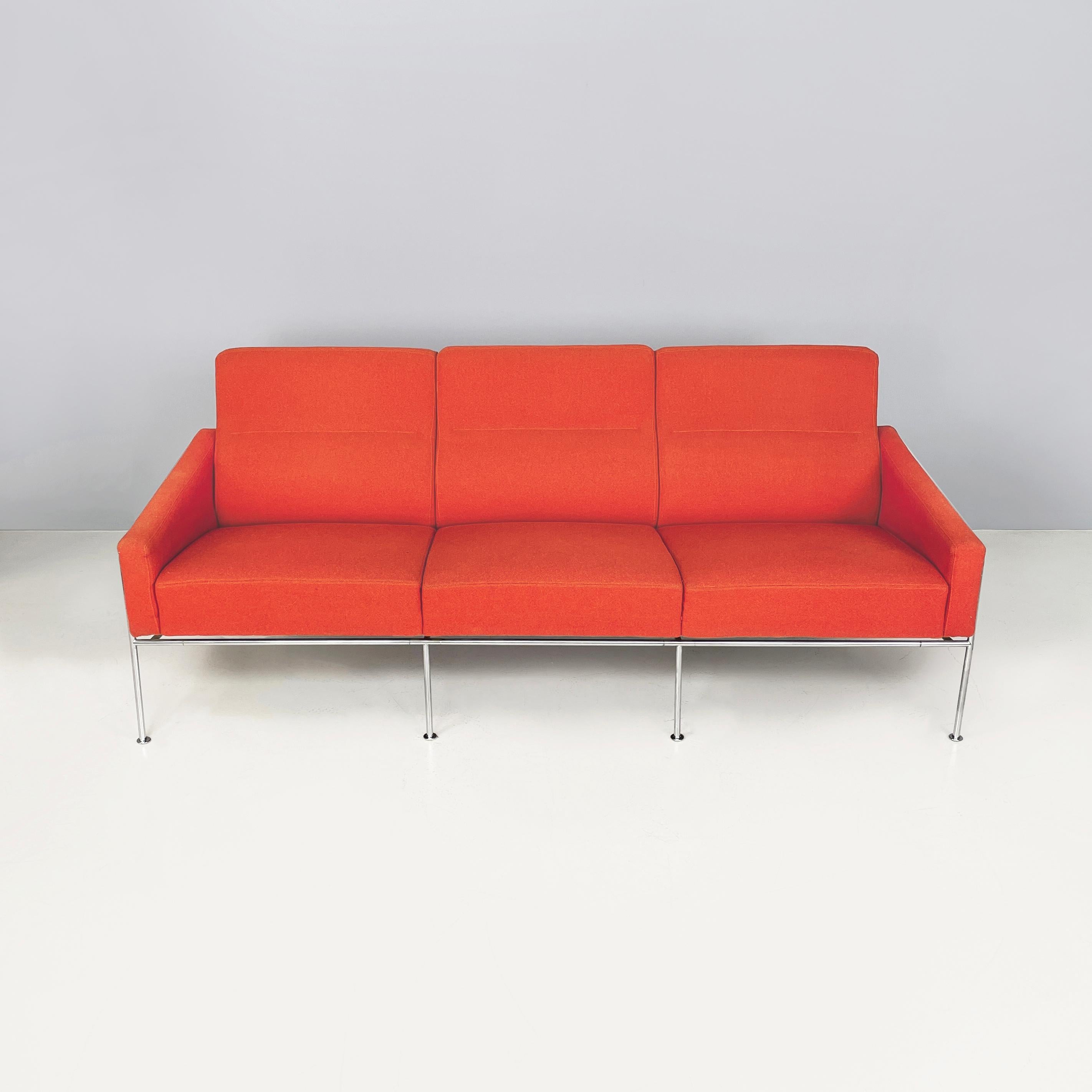 Denmark Three-seater sofa 3303 Airport by Arne Jacobsen for Fritz Hansen, 1993
Three-seater sofa mod. 3303 Airport with square seat and backrest, padded and covered in red fabric. Square armrests. The structure is made of metal rod. Round metal