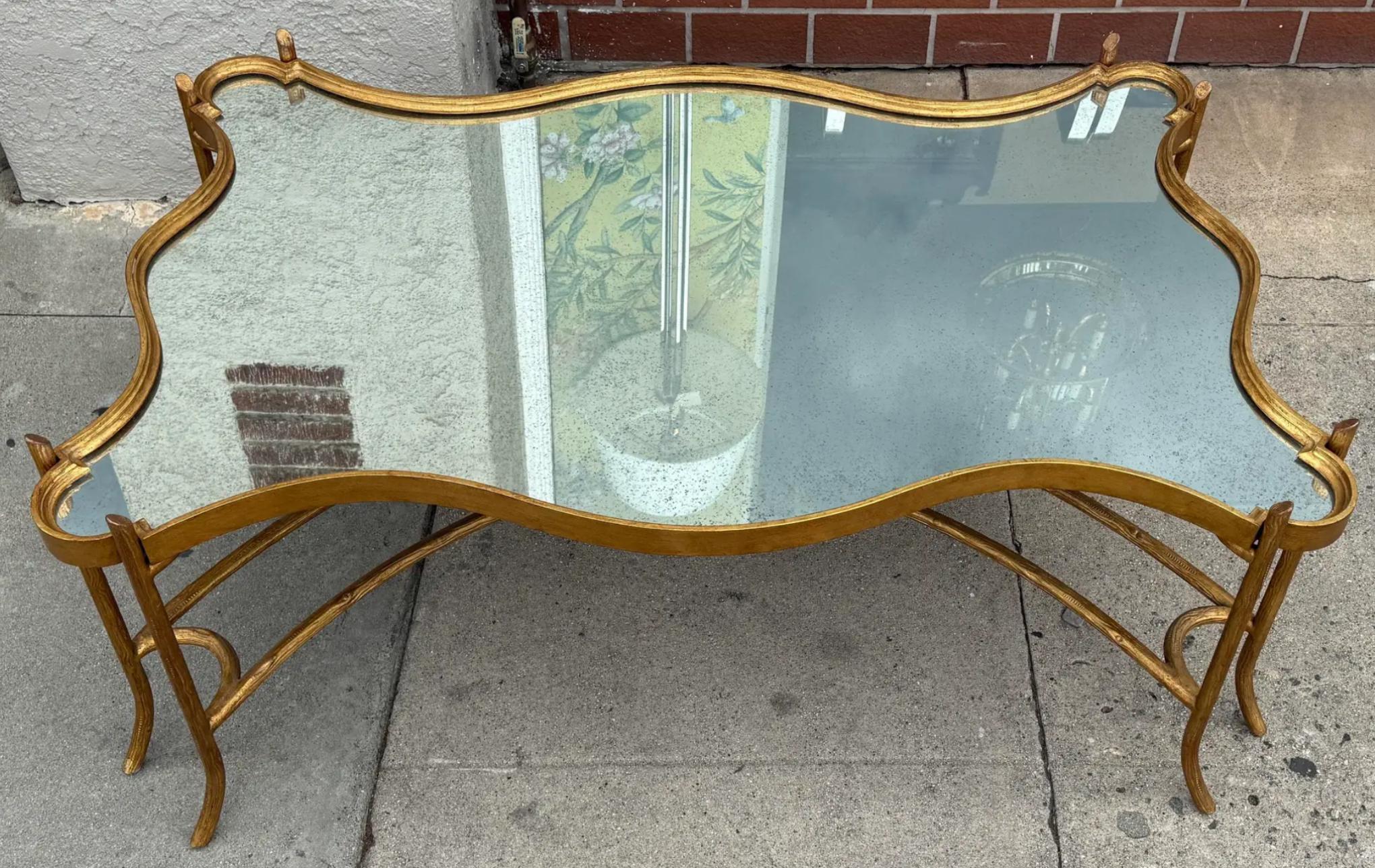 Dennis und Leen Formations Vergoldetes Eisen Cocktail Tisch W Aged Spiegel Tablett oben (Regency) im Angebot