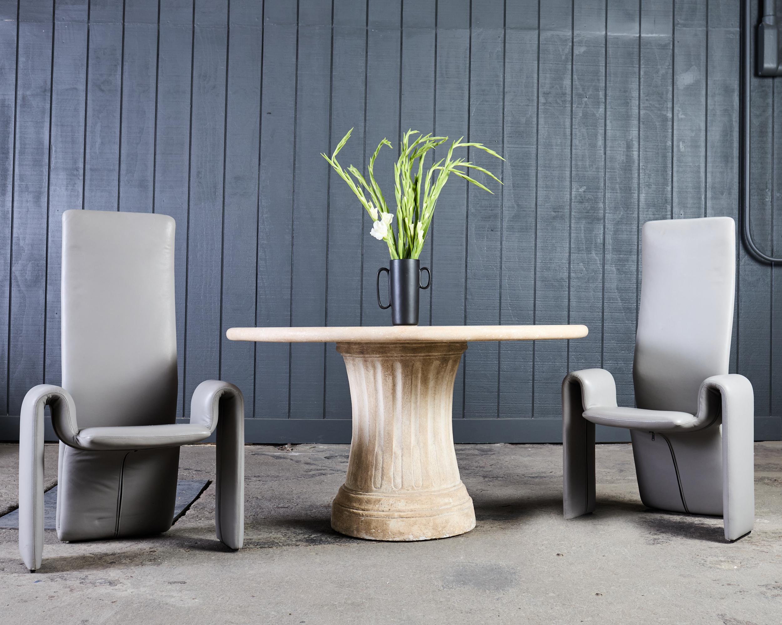 Importante mesa de comedor o centro de mesa de piedra pietra moldeada para patio y jardín, diseñada por los artesanos californianos Dennis & Leen, Hollywood, CA. La mesa 
