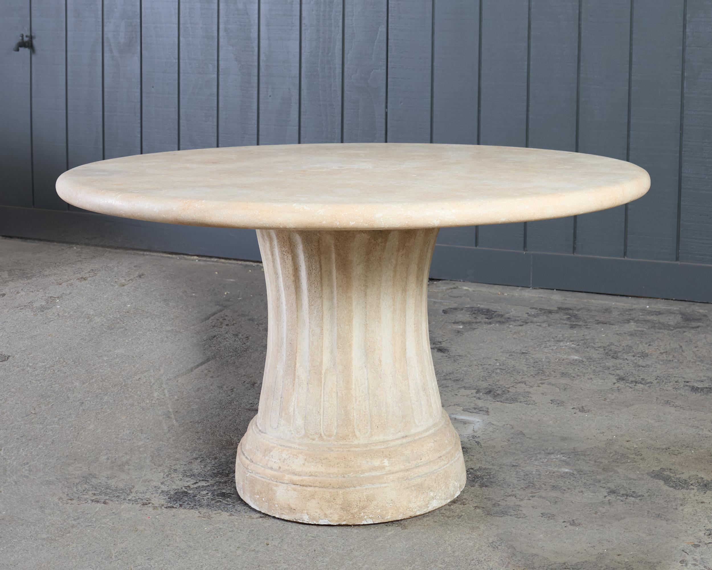 Mesa de comedor neoclásica de piedra para jardín estilo Luis XVI Dennis & Leen Moldeado en venta