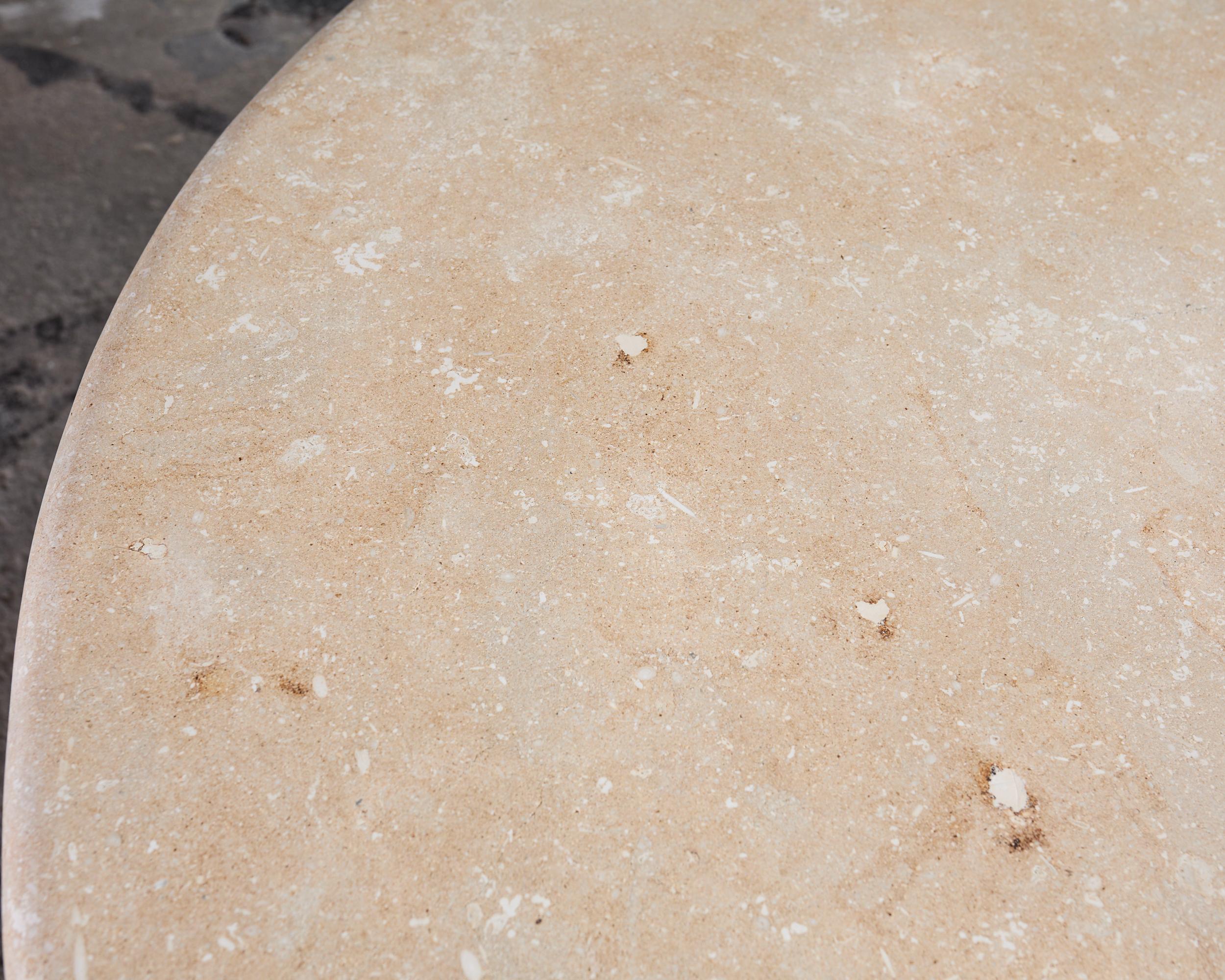 Mesa de comedor neoclásica de piedra para jardín estilo Luis XVI Dennis & Leen Piedra en venta