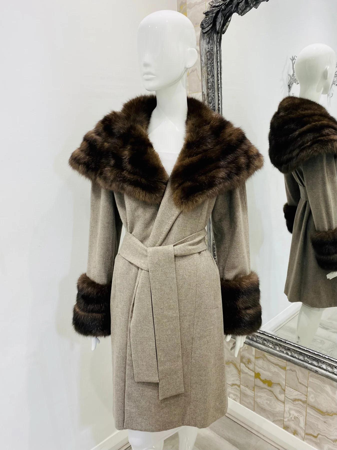 Dennis Basso Cashmere & Russian Sable Mink Fur Coat

Beige/light brown wrap coat with self tie waist. Oversized collar and cuffs in Sable Mink fur.

Additional information:
Size – M (No label but corresponds)
Composition – Cashmere, Russian Sable