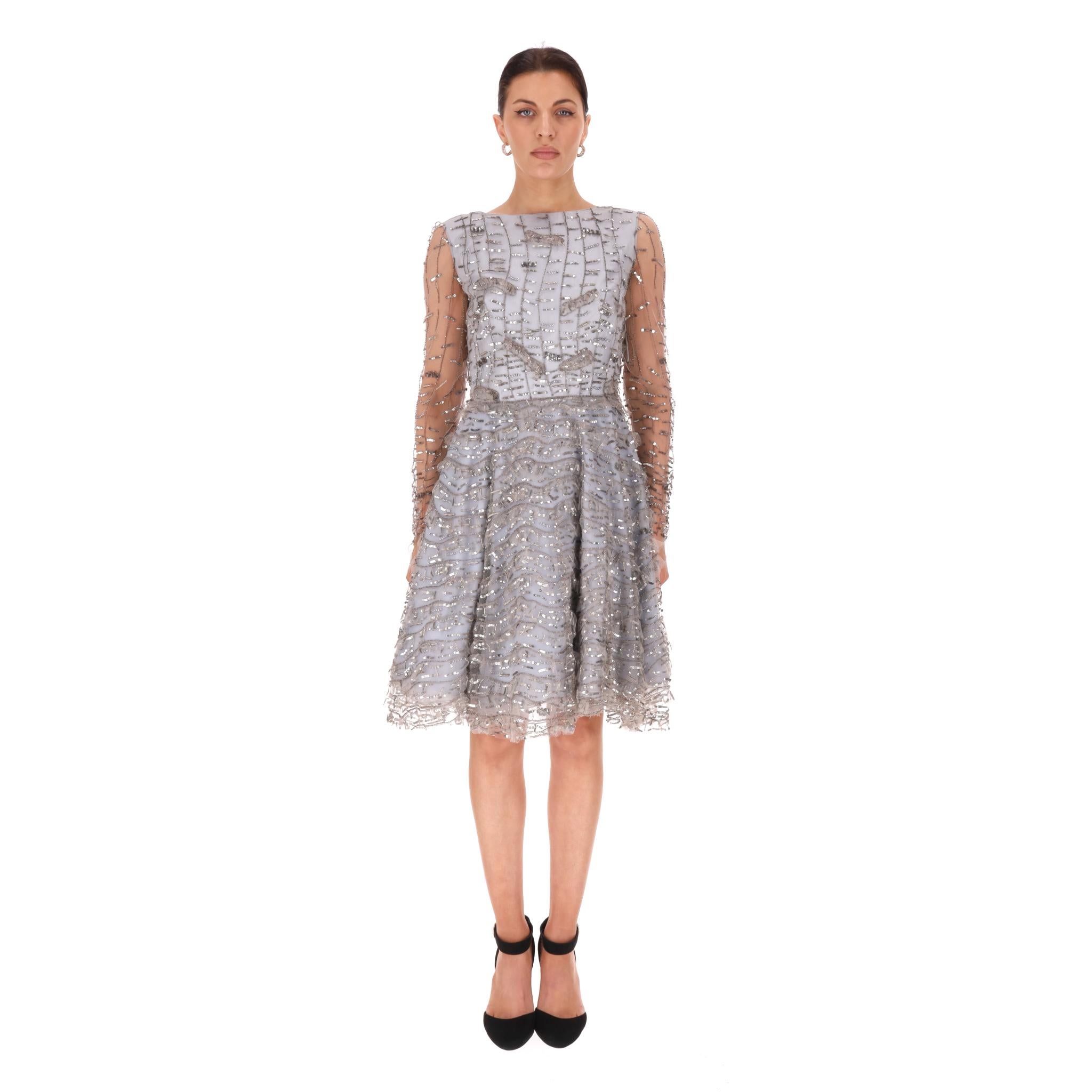 Dennis Basso - Vestito impreziosito da paillettes

Abito grigio fit and flare impreziosito da paillettes e maniche lunghe e trasparenti.

Caratterizzato da una profonda scollatura sulla schiena e da una chiusura con zip e barra nascosta.

Prezzo di