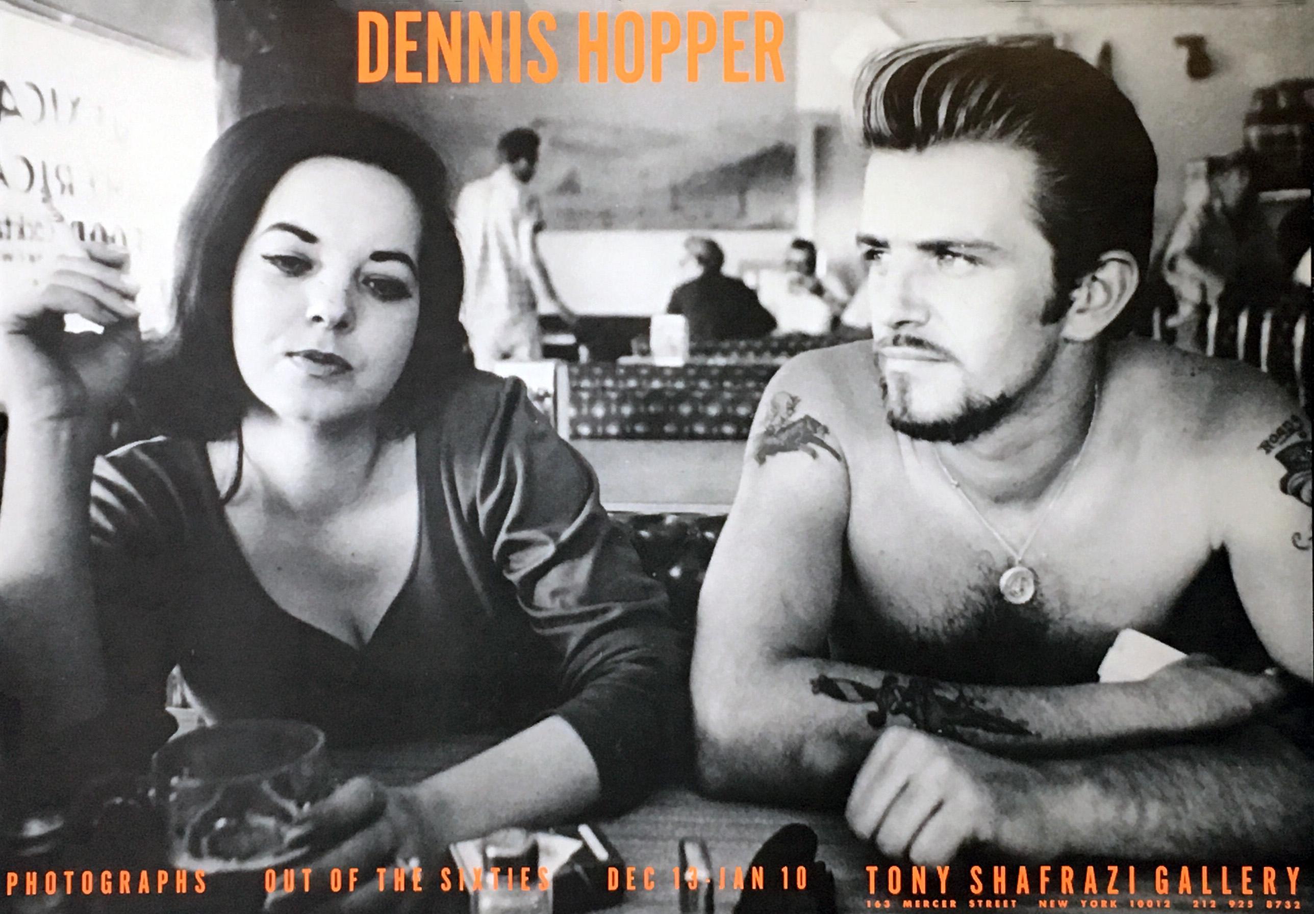 Dennis Hopper, Out of the Sixties Ausstellungsplakat:
1986 Ausstellungsplakat, herausgegeben von der Tony Shafrazi Gallery, New York 1986
Bildmerkmale: Dennis Hoppers 'Biker Couple' (1961) 

Medium: Offset-Lithographie.
Abmessungen: 17 x 24