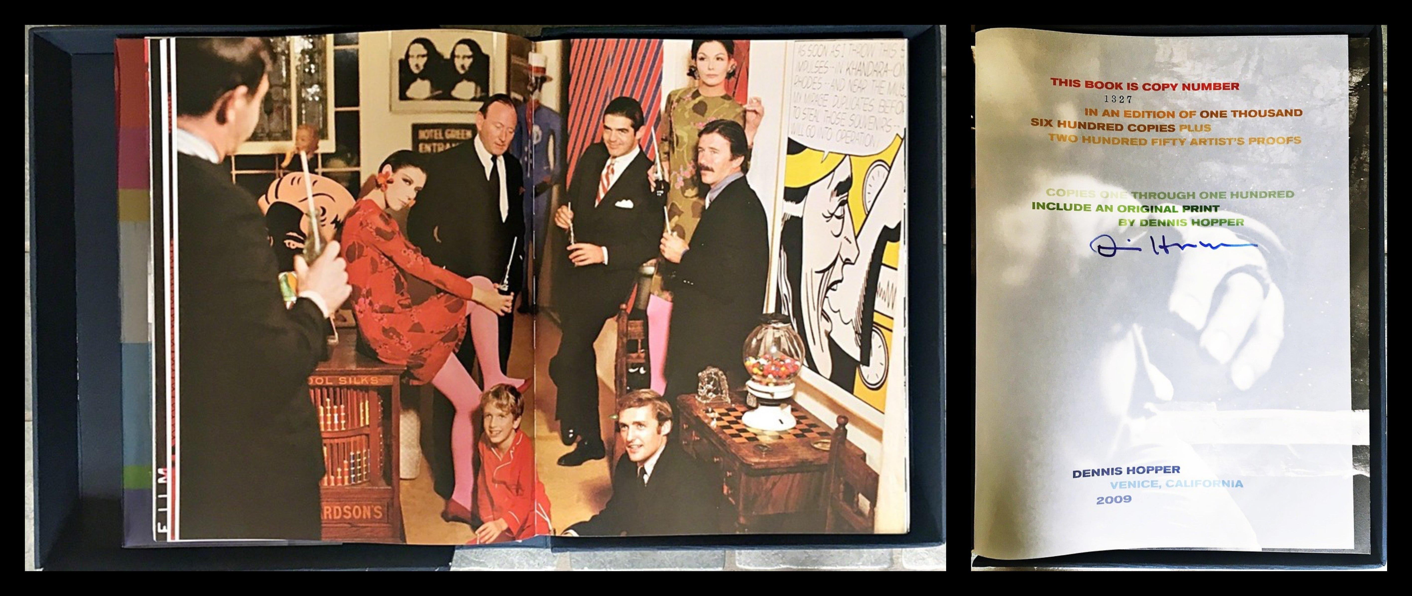 Dennis Hopper Photographs 1961 - 1967 (édition limitée signée à la main), 2009
Livre relié dans une boîte à clapet. Signé à la main et numéroté 1327/1500
Signé à la main par Dennis Hopper sur la page de colophon.
19 × 14 1/4 × 3 1/10 pouces
Il