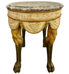 Mesa auxiliar con pata de león y tapa de mármol estilo siglo XVIII Dennis & Leen