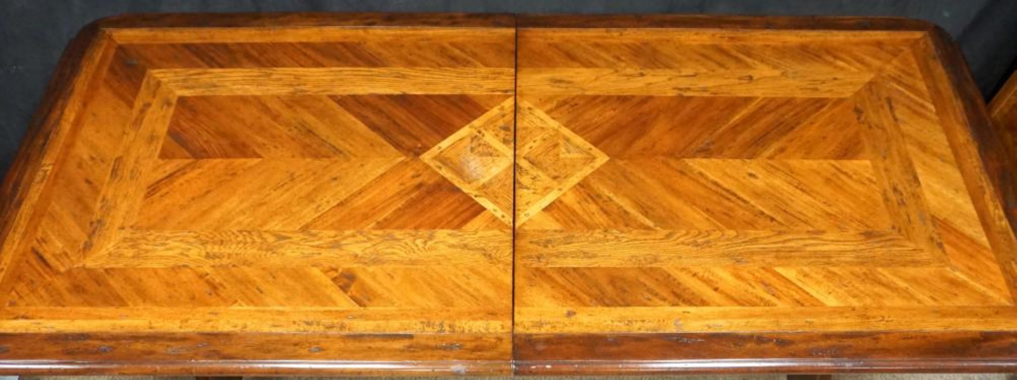 Américain Table à manger à tréteaux Dennis & Leen de style baroque en noyer, chêne et acajou avec parqueterie en vente