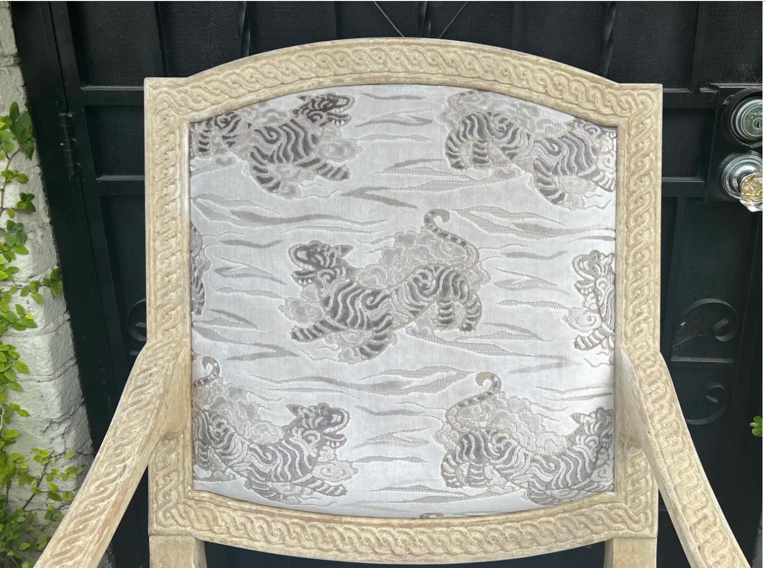 Geschnitzter italienischer Sessel mit Tigermuster von Dennis & Leen Formations, Clarence House im Zustand „Gut“ im Angebot in LOS ANGELES, CA