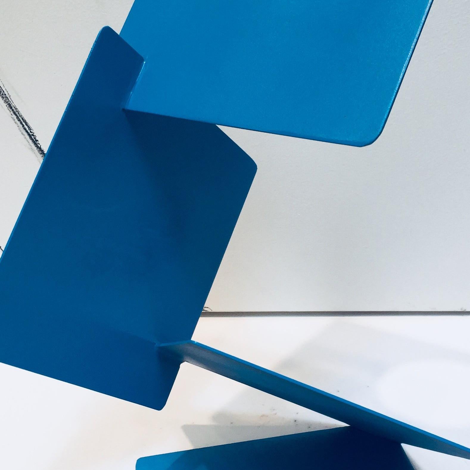 carrés bleus - Sculpture de Dennis Leri