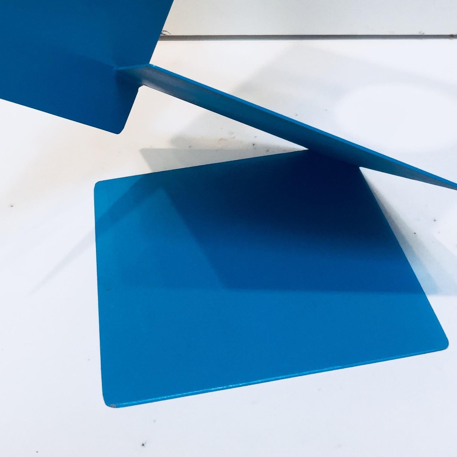 carrés bleus - Abstrait Sculpture par Dennis Leri