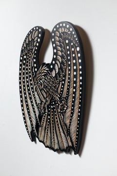 "Integridad", talla original en madera pintada de un águila en vuelo capturando una presa