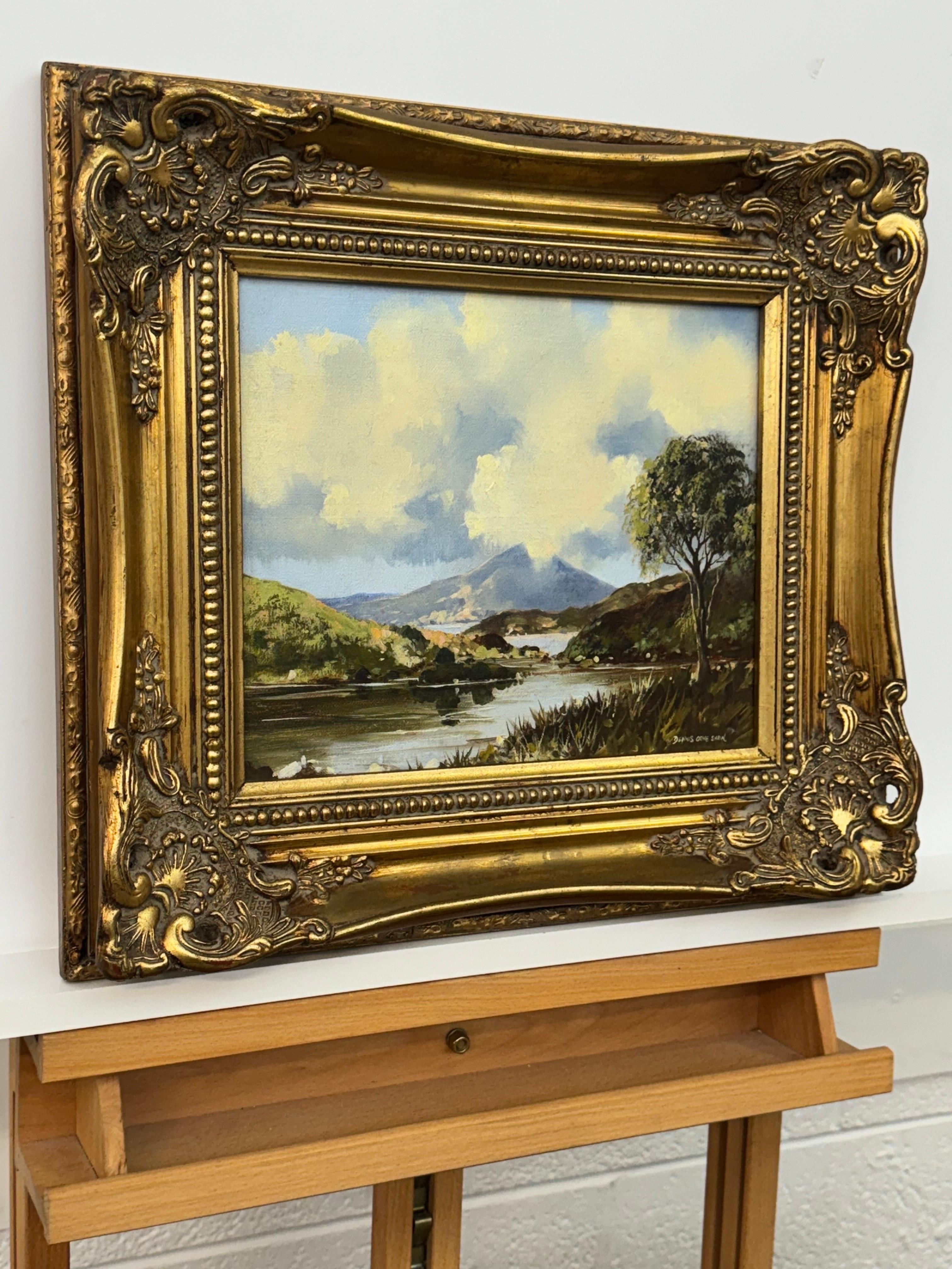 Montagna e lago nella campagna irlandese - Pittura ad olio di un artista nordirlandese in vendita 1