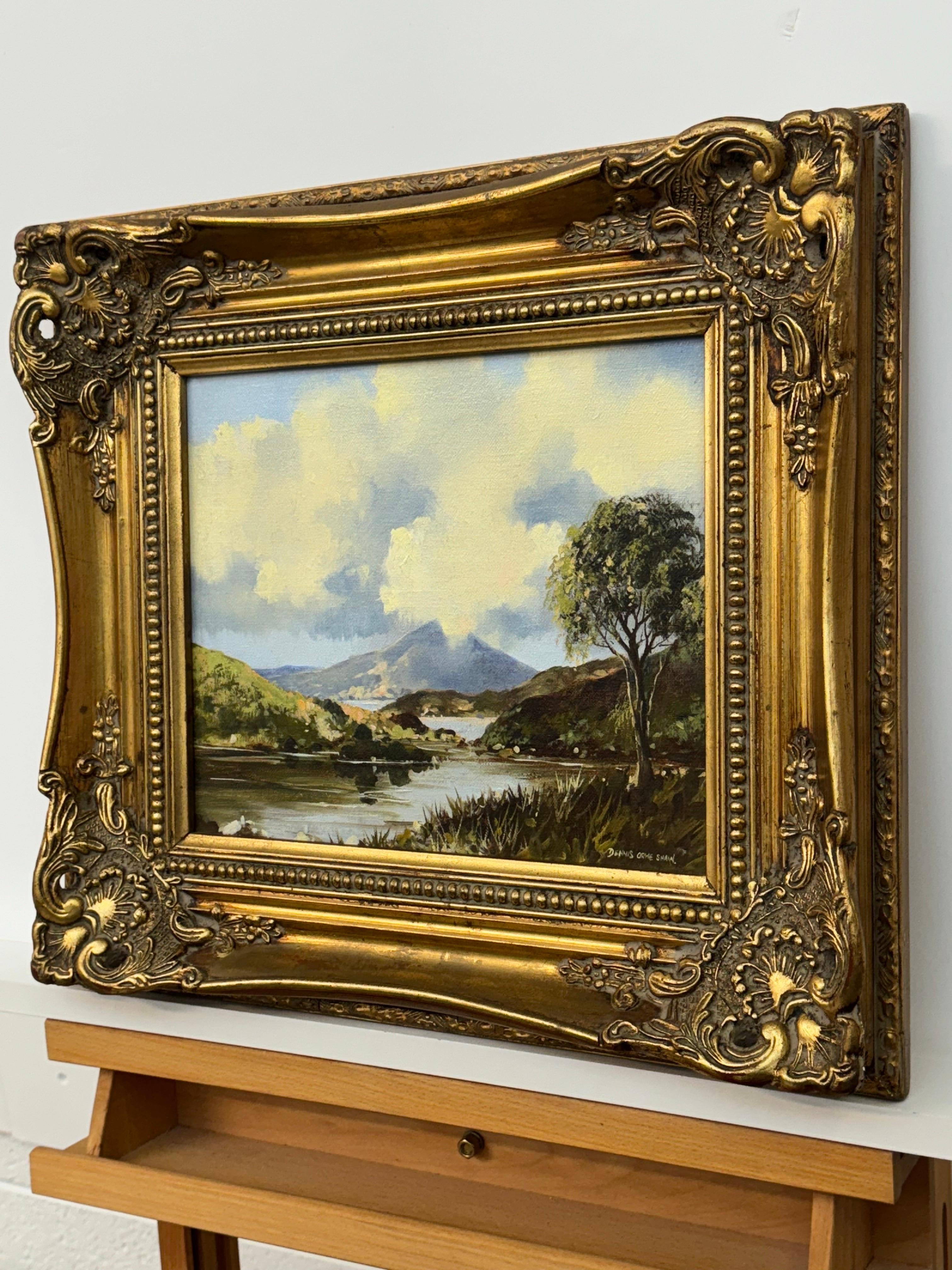 Montagna e lago nella campagna irlandese - Pittura ad olio di un artista nordirlandese in vendita 3