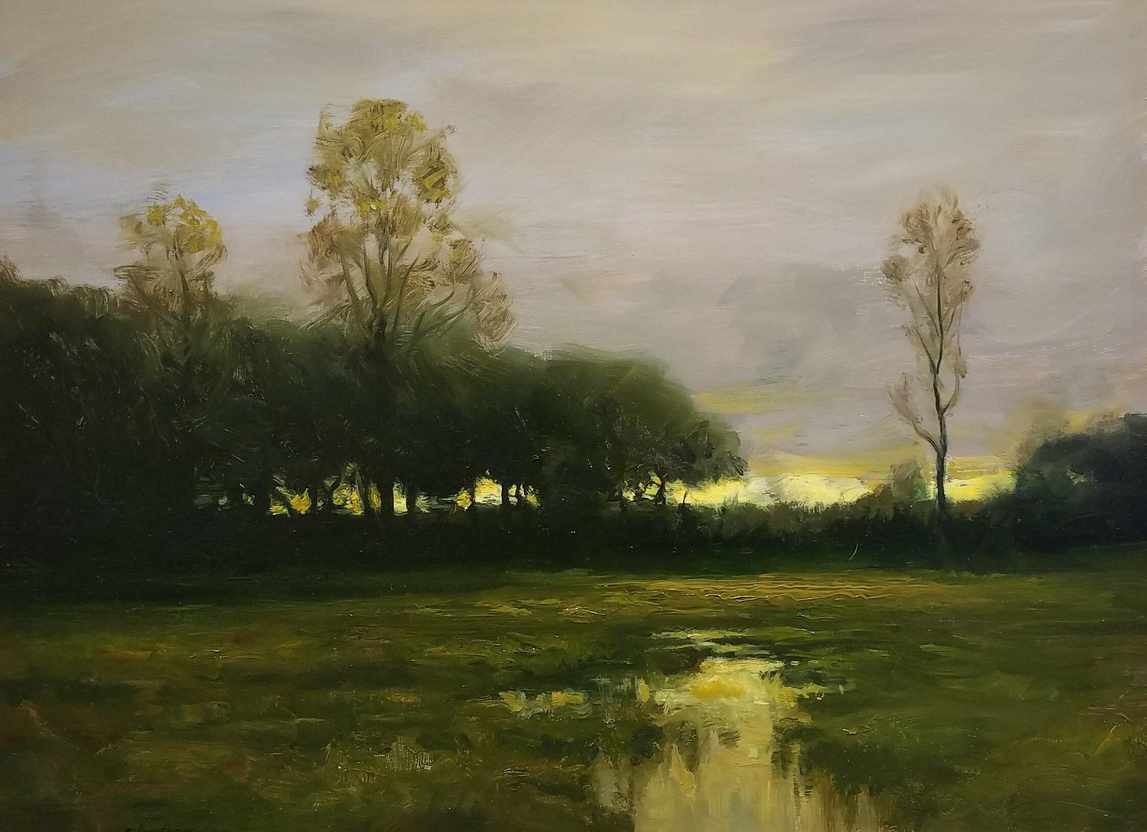 Dieses Werk "Across the Marsh" des Künstlers Dennis Sheehan ist ein 18x24 großes Ölgemälde auf Leinwand, das eine grüne Sumpflandschaft in der Abenddämmerung zeigt. Dieses stimmungsvolle Gemälde zeigt eine Baumreihe am Horizont, durch die das