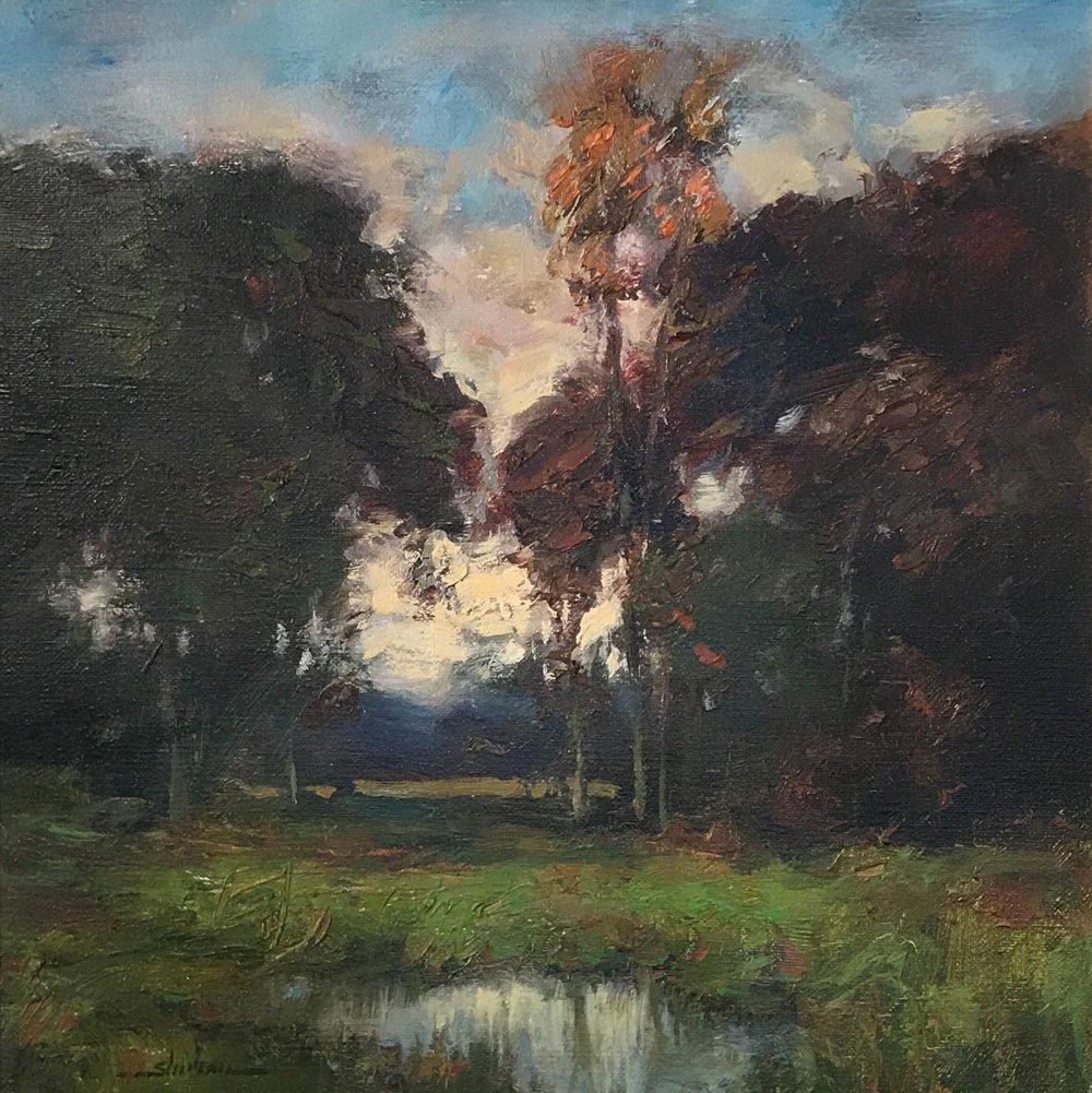 Das Werk "Mid Fall" des Künstlers Dennis Sheehan ist ein 12x12 großes Ölgemälde auf Leinwand, das eine Herbstlandschaft bei Tag zeigt.  Die Blätter der Bäume sind tiefrot, violett, orange und grün.  Grünes Gras im Vordergrund und ein kleiner Teich,