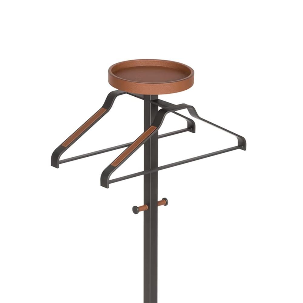 Dennis Vallet with metal structure in bronze finish, 
covered with brown genuine leather hand-crafted.
Also available with structure in chrome finish or in 
brass finish, on request.
Also available with other leather colors, on request.