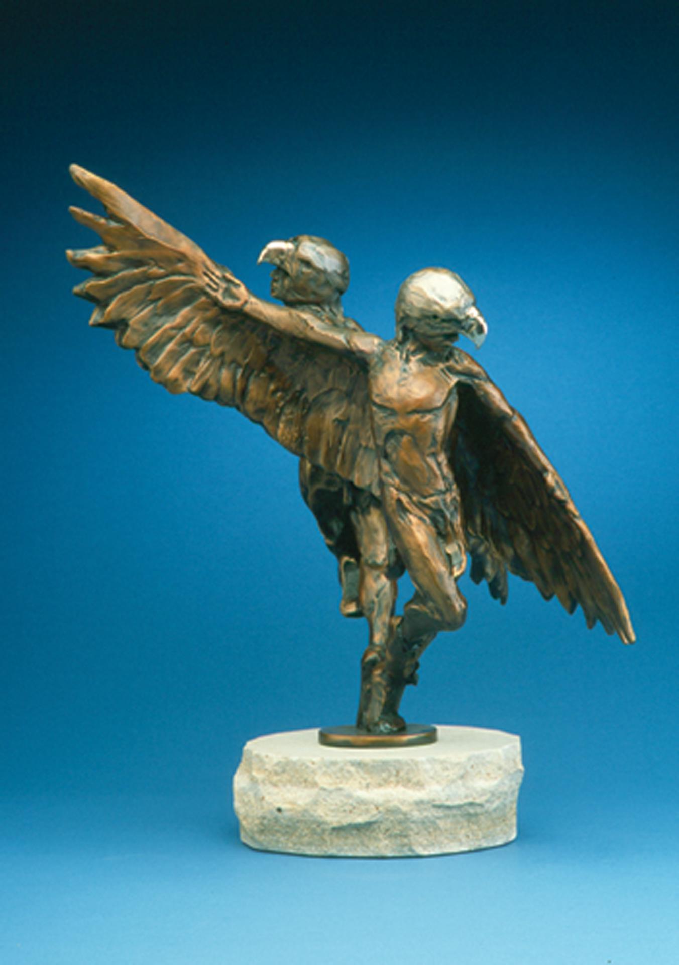 Eagle's Glance-Studie (Gold), Figurative Sculpture, von Denny Haskew