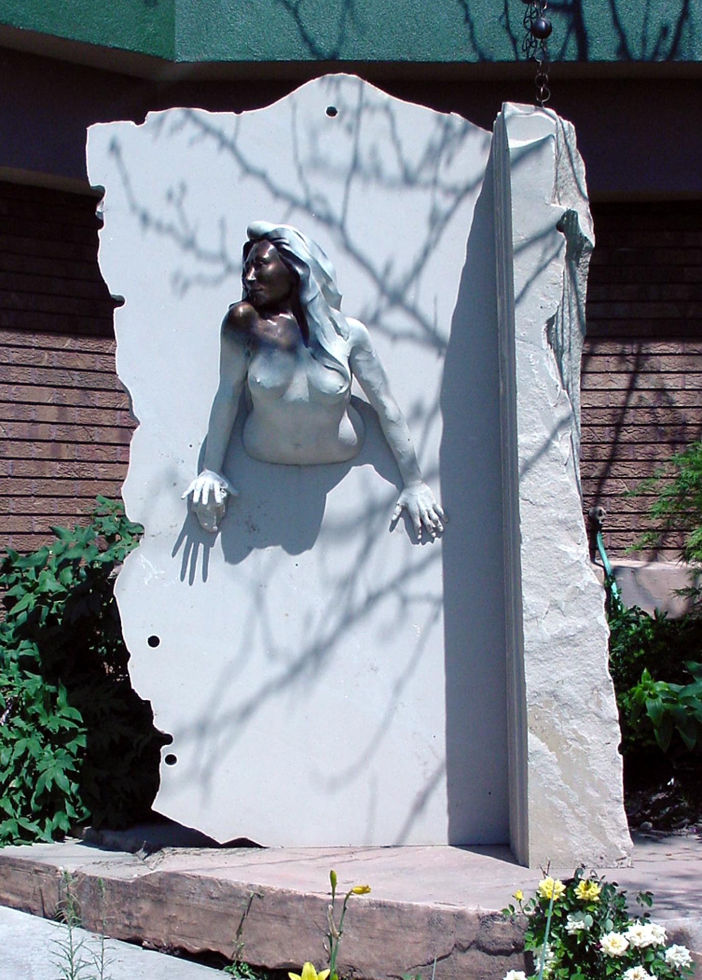 Figurative Sculpture Denny Haskew - Remembering Who I Am, haut-relief en bronze grandeur nature